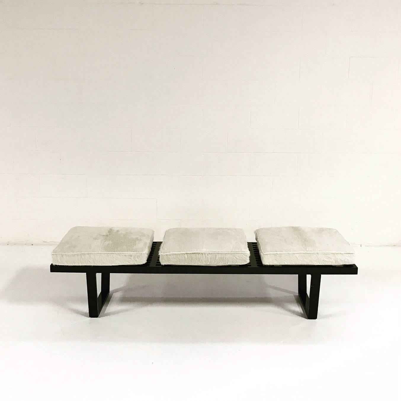 A modern bench with beautiful lines! 

The model 4692 platform bench is a landmark of modern design. The rectilinear lines of the surface reflect designer George Nelson's architectural background. Nelson's creative goal when designing the platform
