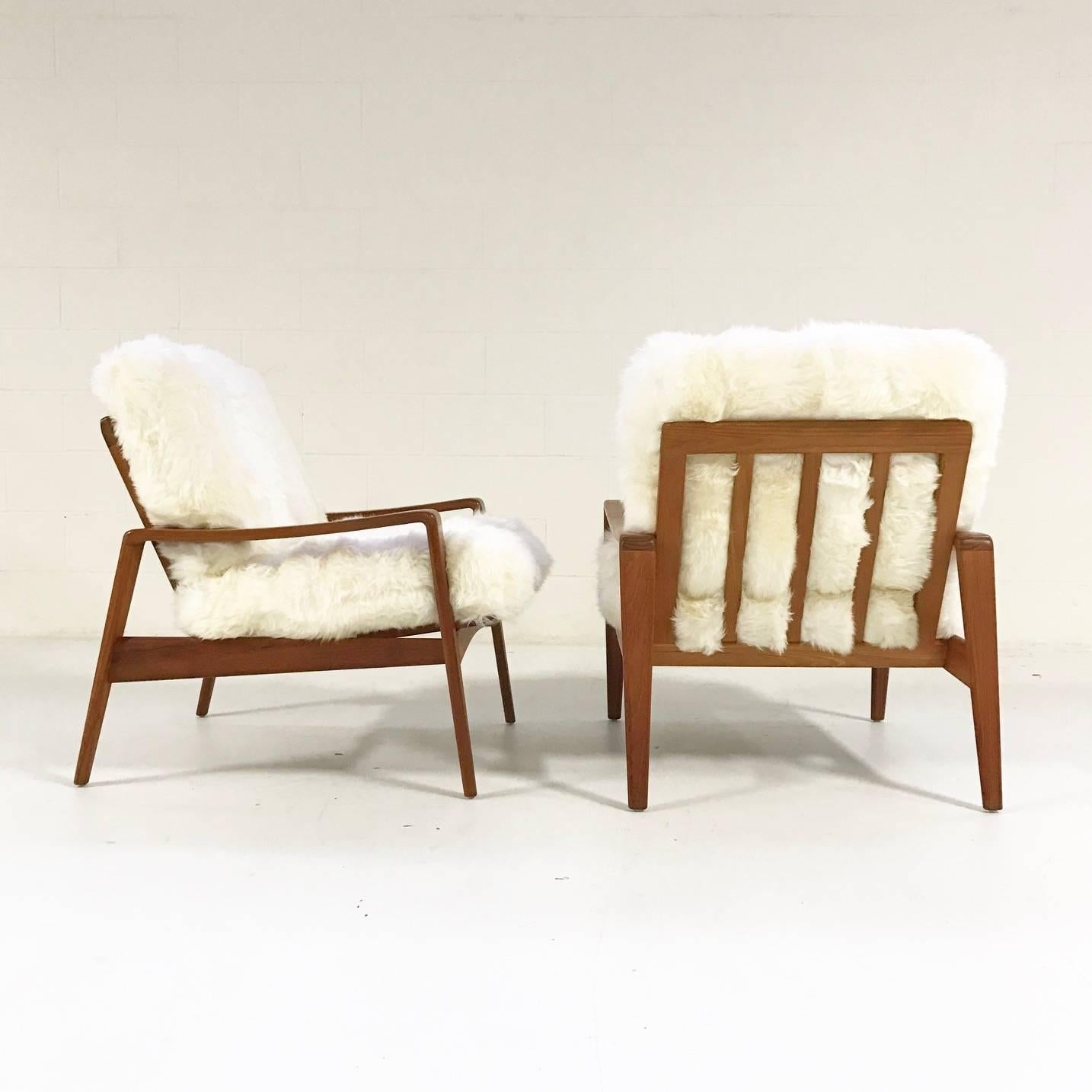 Pair of Danish Lounge Chairs by Arne Wahl Iversen for Komfort in Sheepskin In Excellent Condition In SAINT LOUIS, MO
