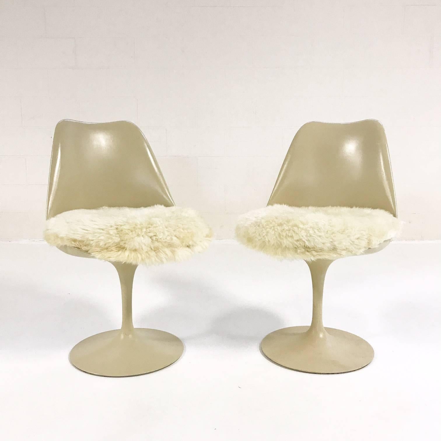 Eero Saarinen Tulip Chairs with Custom Brazilian Sheepskin Cushions, Set of Six In Excellent Condition In SAINT LOUIS, MO