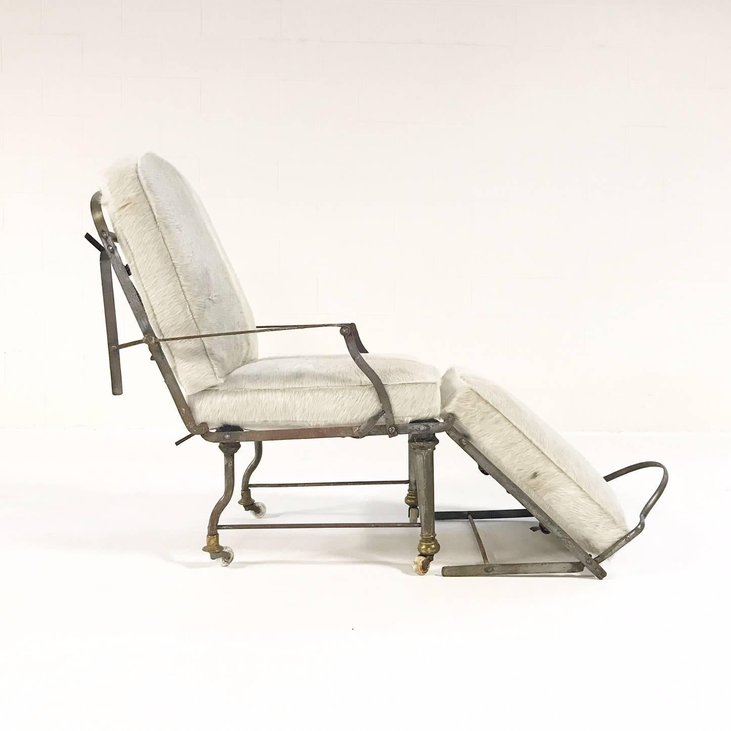 Antiker antiker französischer Campaign-Sessel aus Metall mit brasilianischem Rindsleder-Kissen (Kampagne) im Angebot