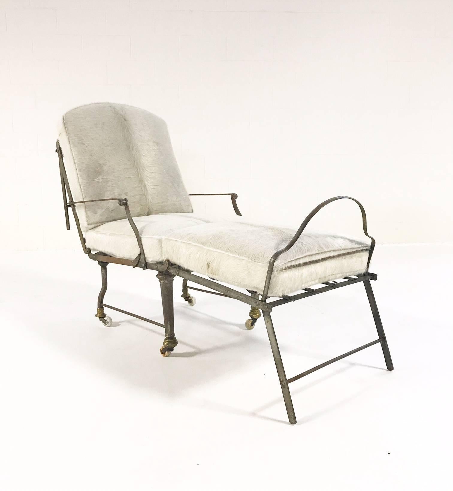 Antiker antiker französischer Campaign-Sessel aus Metall mit brasilianischem Rindsleder-Kissen (Französisch) im Angebot