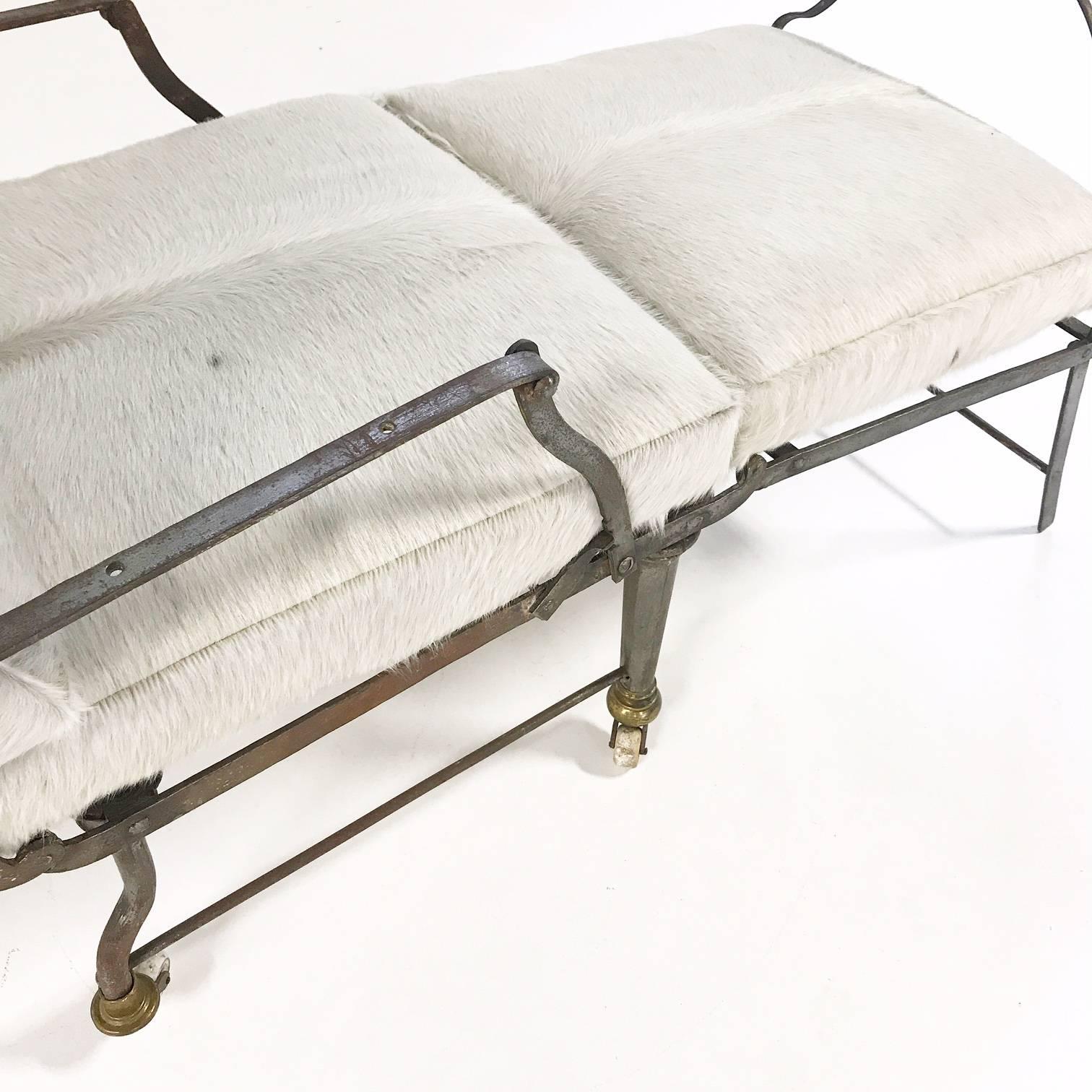 Antiker antiker französischer Campaign-Sessel aus Metall mit brasilianischem Rindsleder-Kissen im Zustand „Gut“ im Angebot in SAINT LOUIS, MO