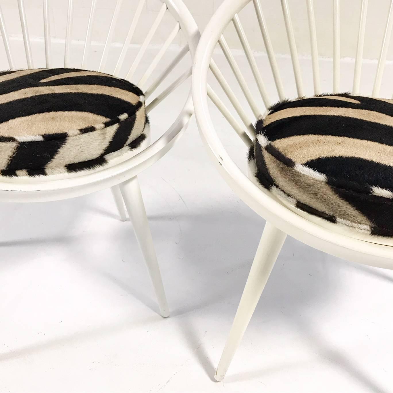 20ième siècle Paire de chaises circulaires vintage Yngve Ekstrom retapissées en peau zébrée en vente