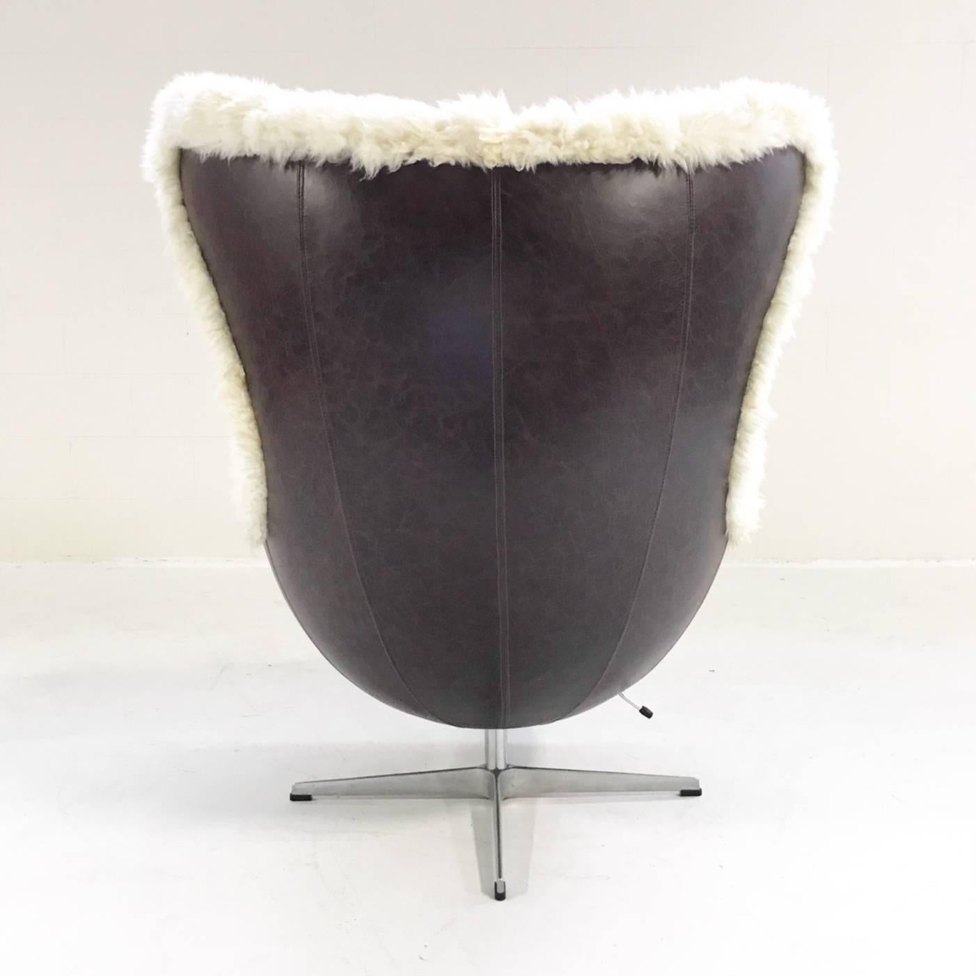 20th Century Arne Jacobsen for Fritz Hansen Egg Chair Restored in Sheepskin and Leather