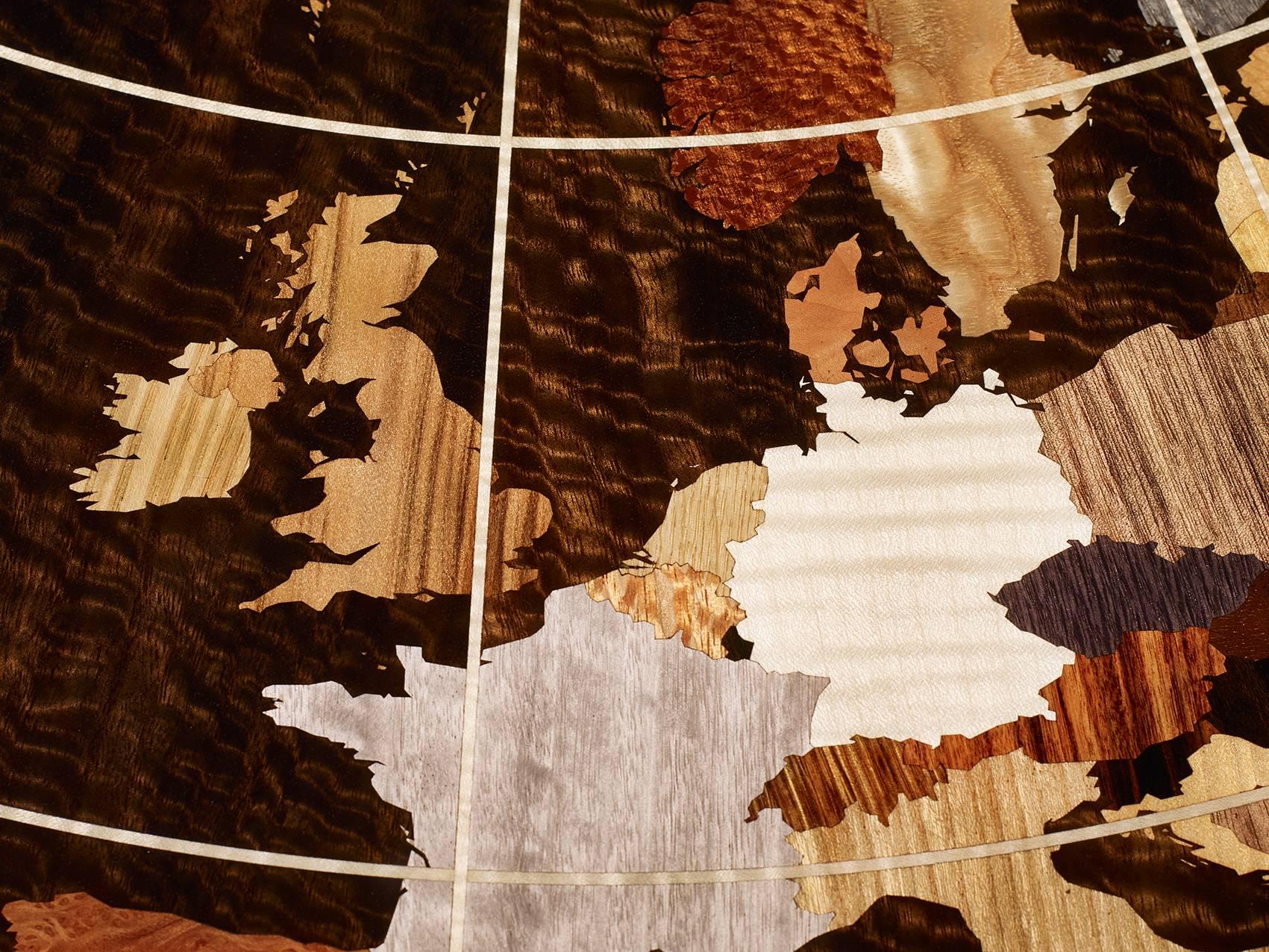 Zeitgenössischer Weltkarte-Mitteltisch aus Nussbaumholz mit hochglanzpolierter Oberfläche (Britisch) im Angebot