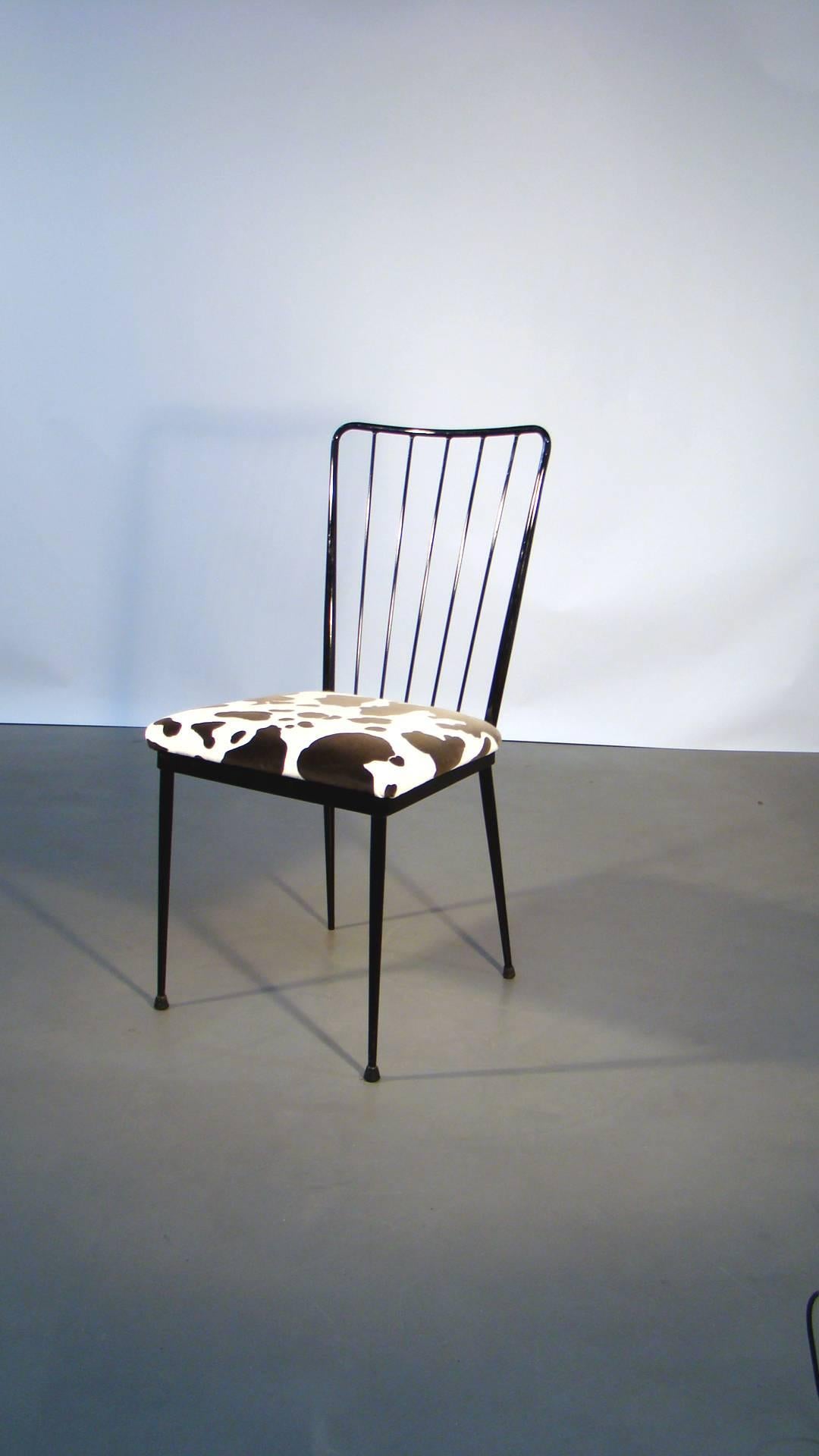 Quatre chaises en métal laqué dans le style de Colette Gueden, vers 1960.
bon état, le revêtement est usé et décoloré