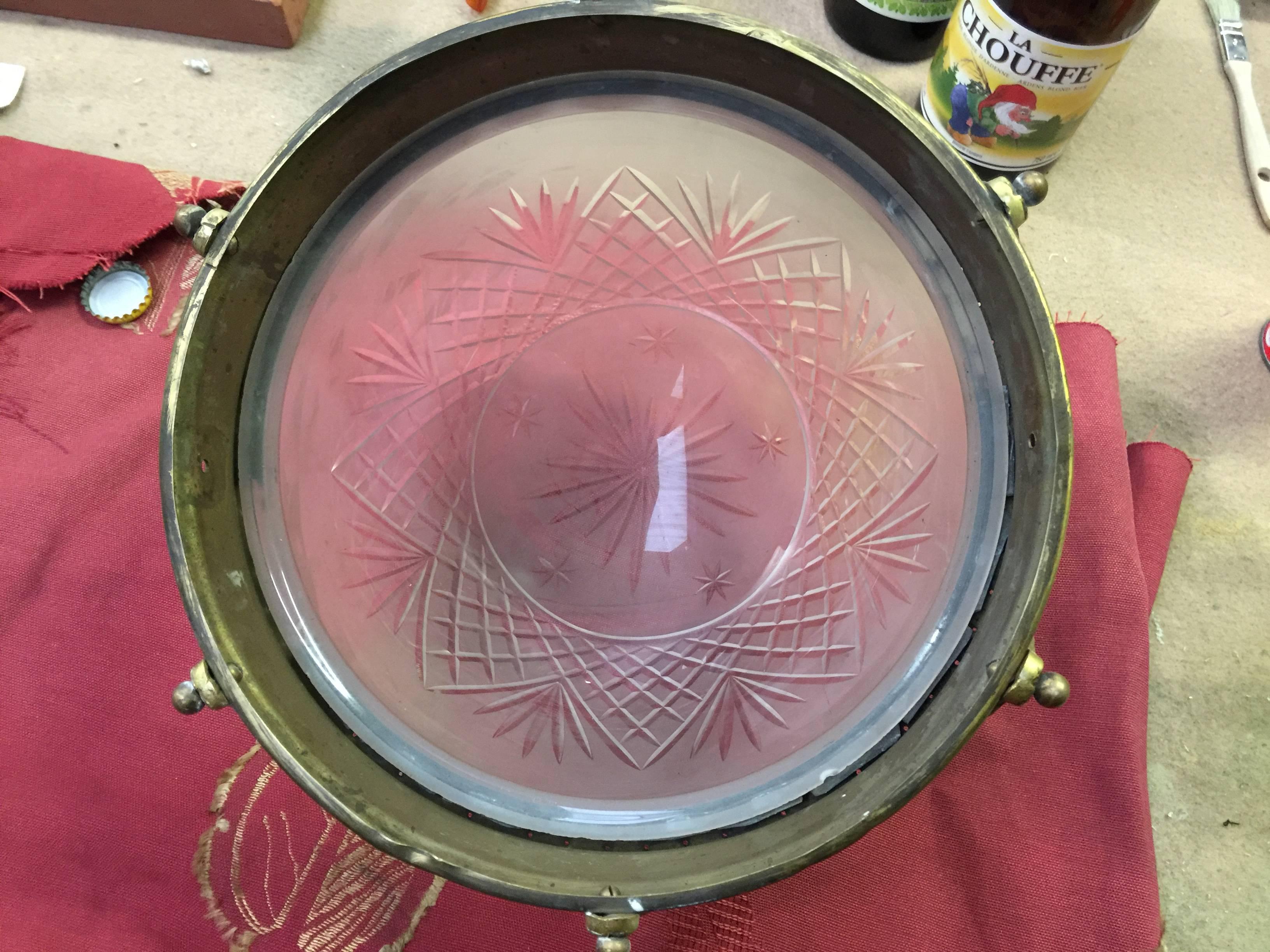 Plafonnier datant d'environ 1900, en métal doré et verre gravé Bon état - En vente à Saint-Ouen, FR