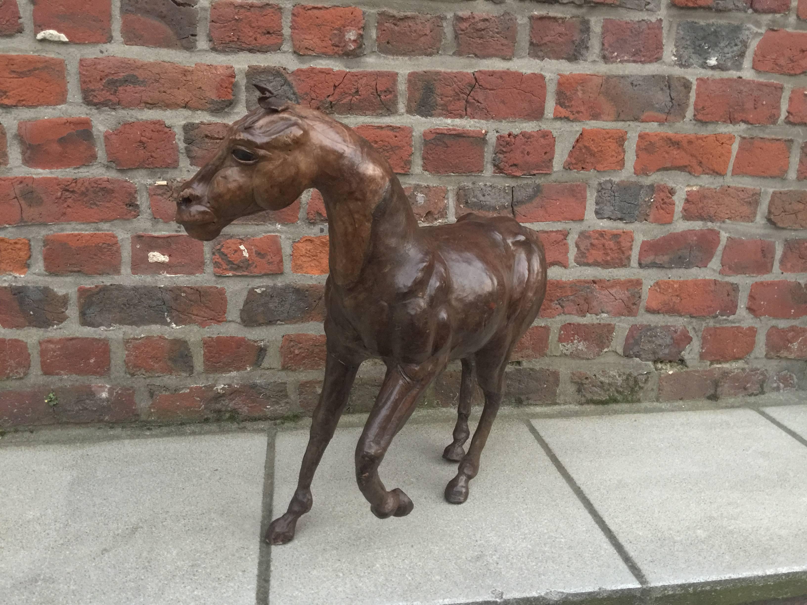 Skulptur eines Pferdes aus Leder, das ein Pferd darstellt im Zustand „Hervorragend“ im Angebot in Saint-Ouen, FR