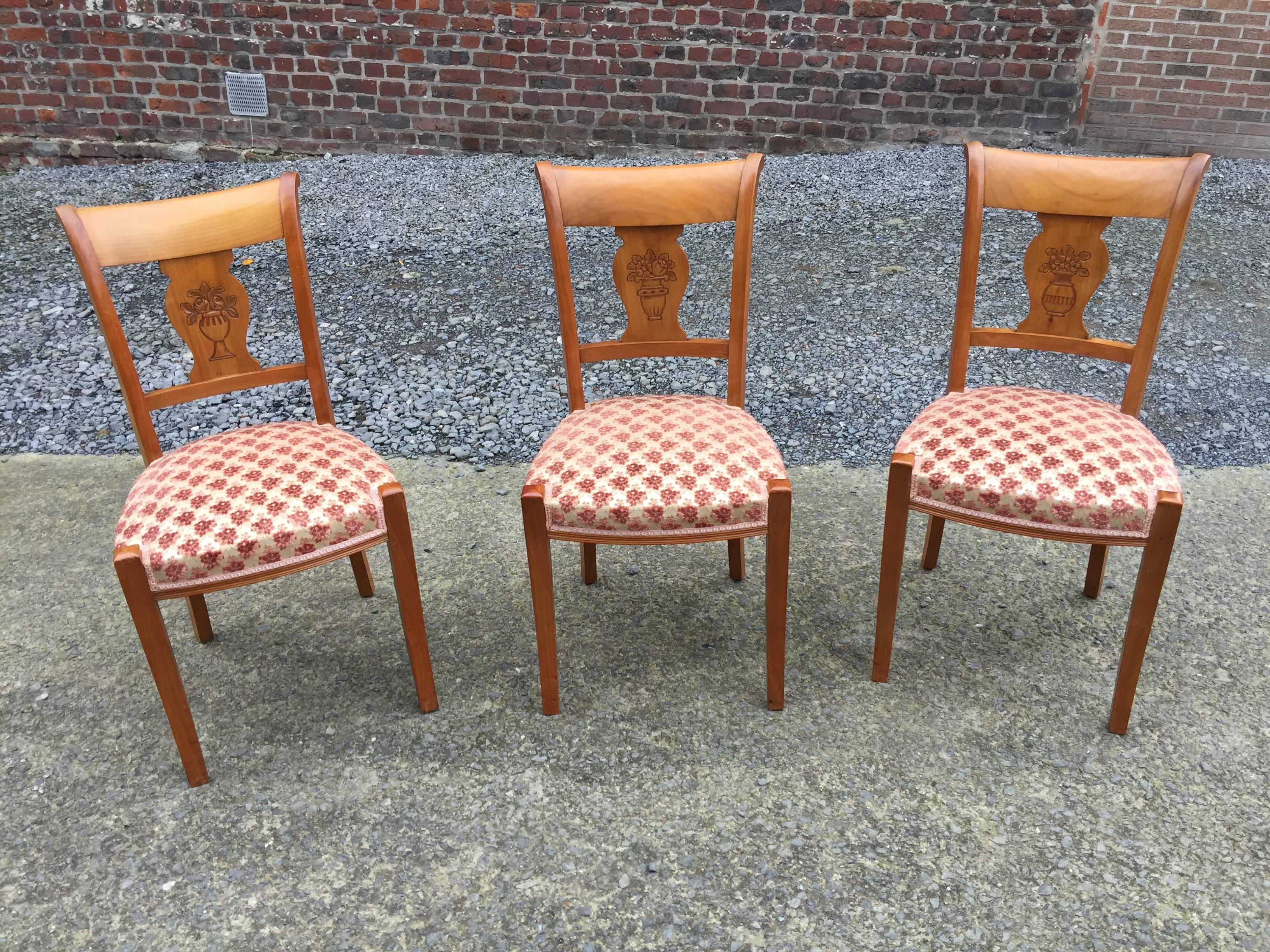 Satz von sechs neoklassizistischen Stühlen aus Kirschbaumholz, um 1940 (Neoklassisch) im Angebot