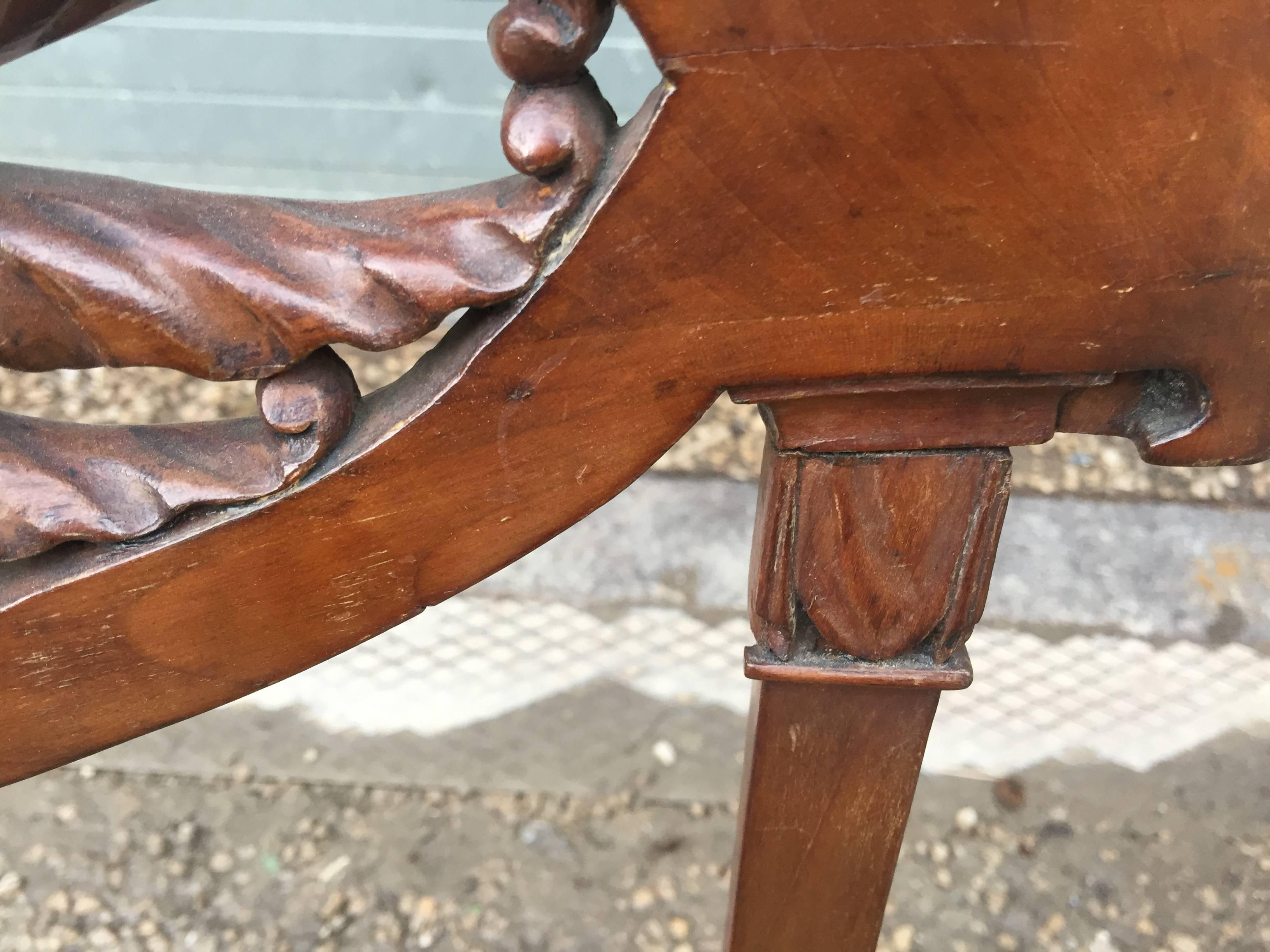 Paar antike Stühle aus Kirschbaumholz, 18. Jahrhundert im Angebot 1