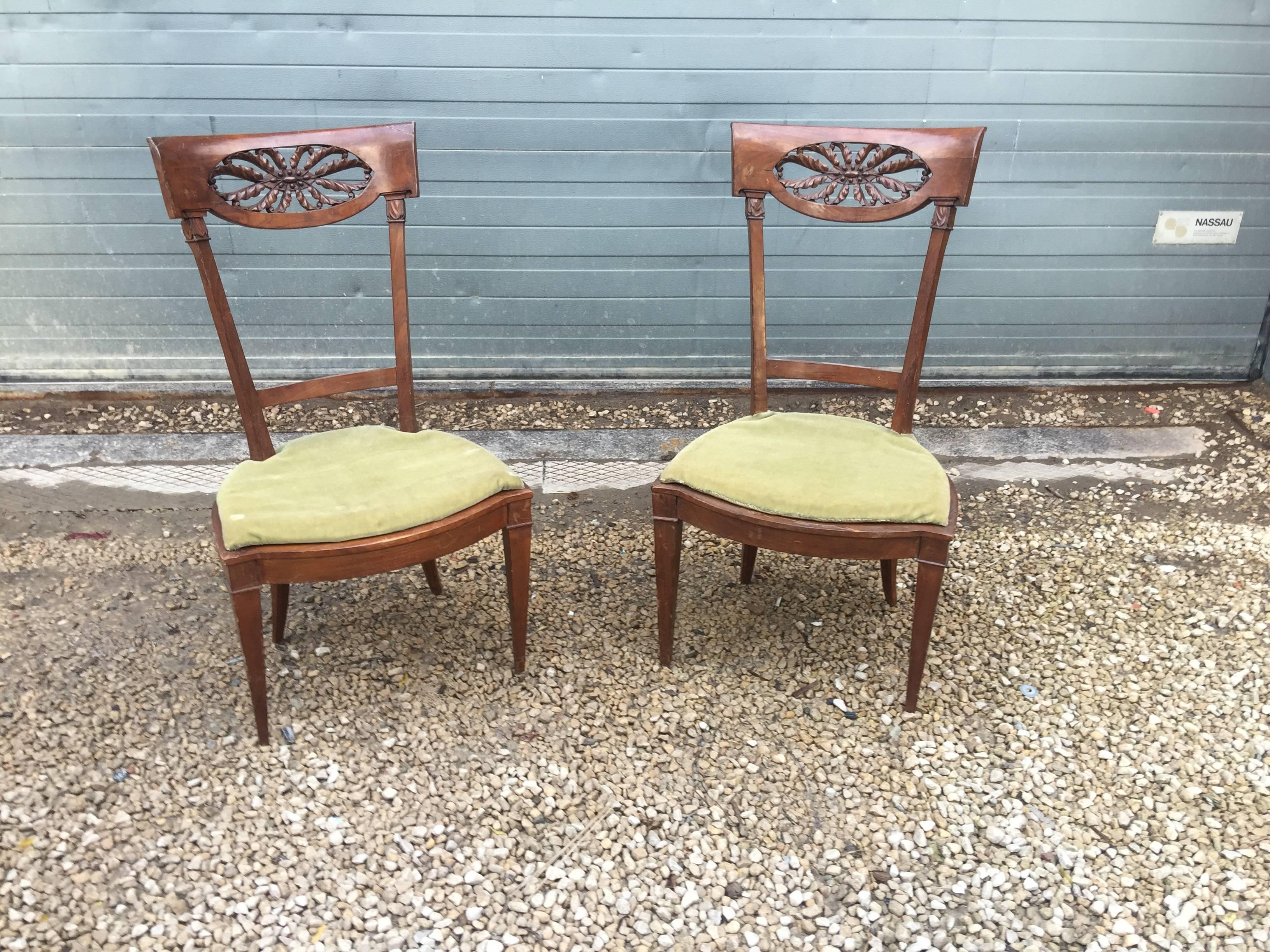 Paire de chaises anciennes en bois de cerisier, 18e siècle
Ancienne restauration sur le dossier d'une chaise