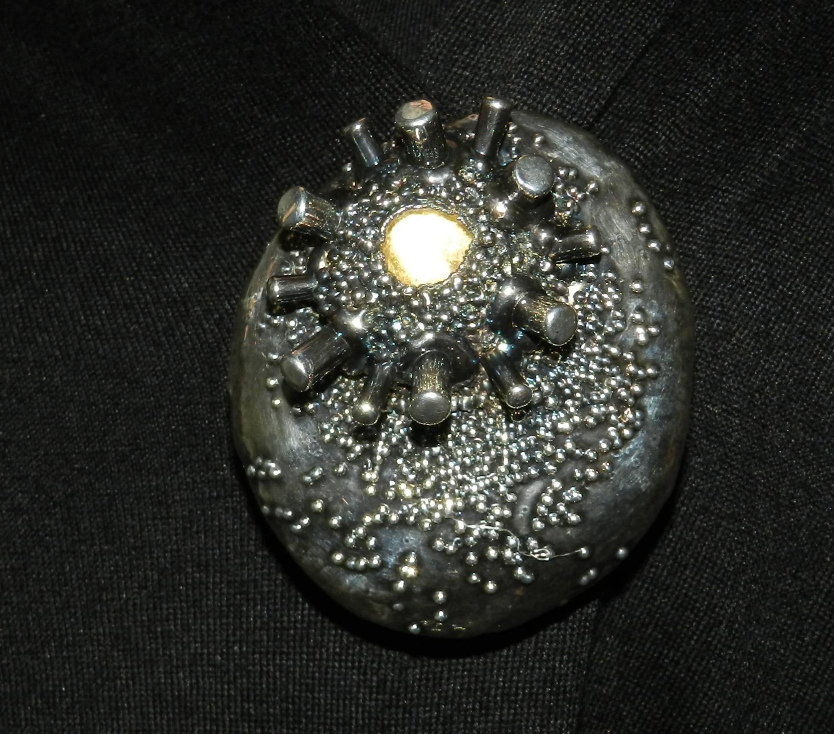 Mid-Century moderno Spilla di Giorgio Vigna, pezzo unico in argento e vetro di Murano su foglia d'oro in vendita