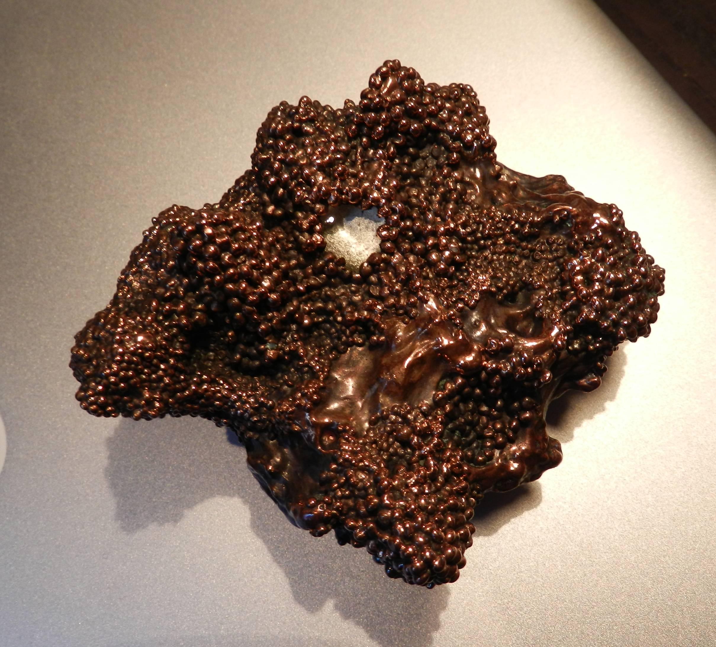 Spilla a calamita unica nel suo genere, realizzata in rame e foglia d'oro e recuperata da un pezzo di vetro di murano 