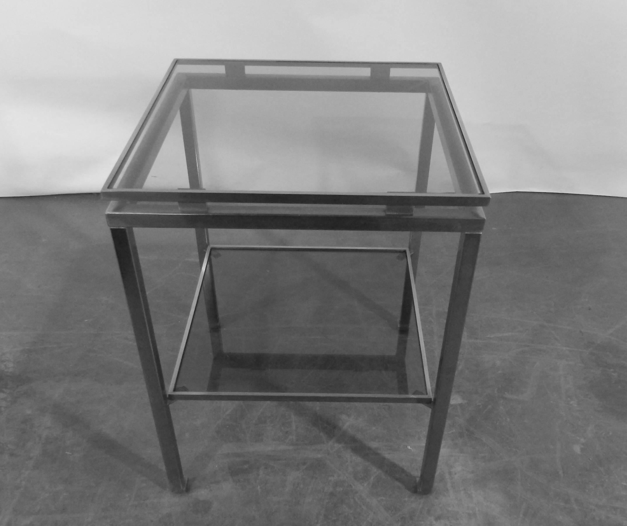 Guy Lefevre  zwei Beistelltische, aus gebürstetem Stahl, mit getöntem Glas,
Maison Jansen.