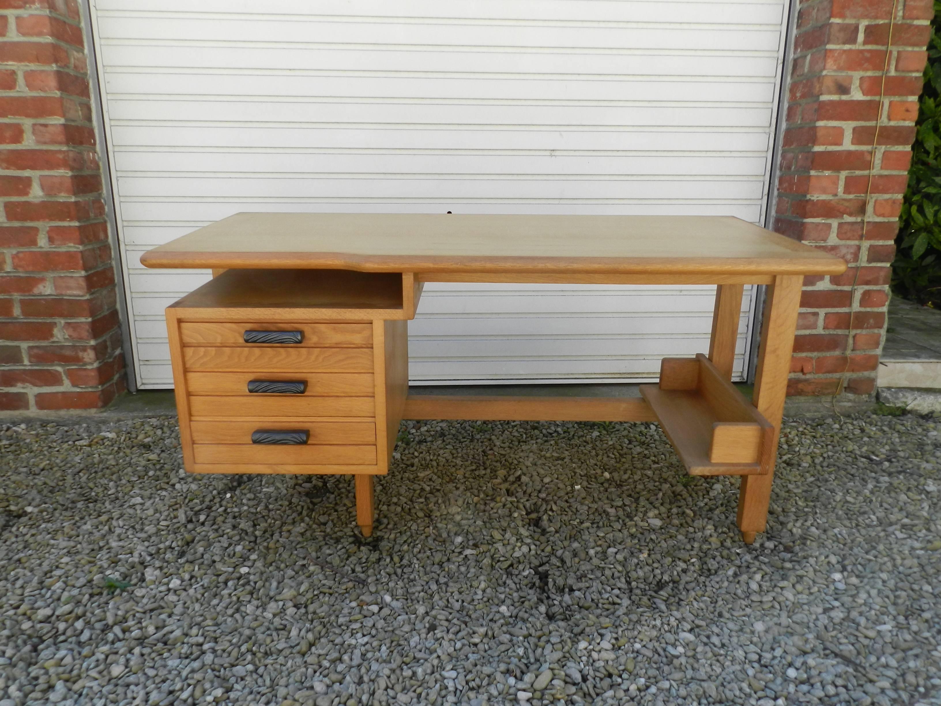 Guillerme & Chambron, oak and ceramic desk. Edition Votre Maison.
Ceramic from Boleslaw Danikowski,
circa 1960.
Two available.