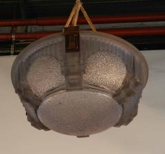 Muller Freres Luneville, araña Art Decó de cristal tintado y hierro martillado