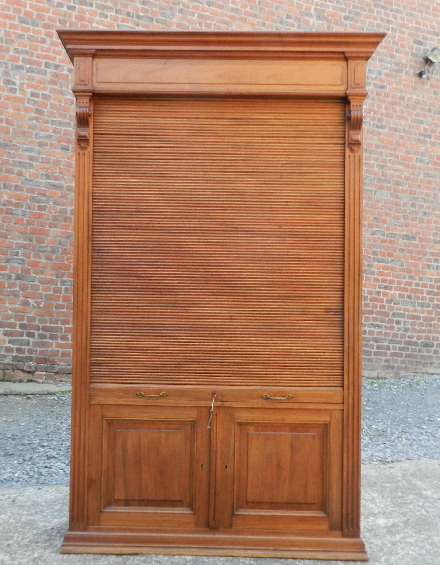  Louvered-Door-Schrank aus Nussbaumholz, um 1900 (Arts and Crafts) im Angebot