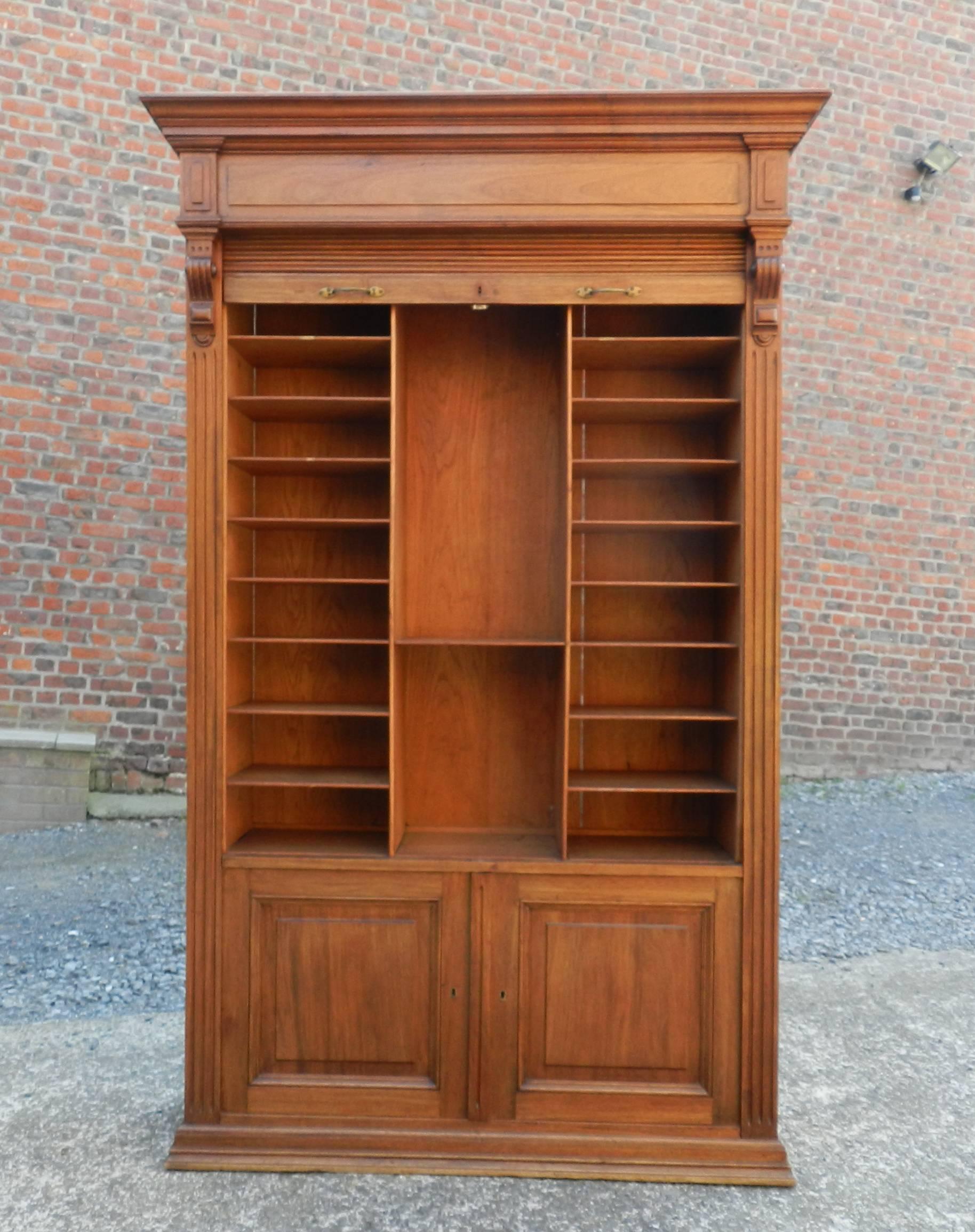 Louvered-Door-Schrank aus Nussbaumholz, um 1900 (Französisch) im Angebot