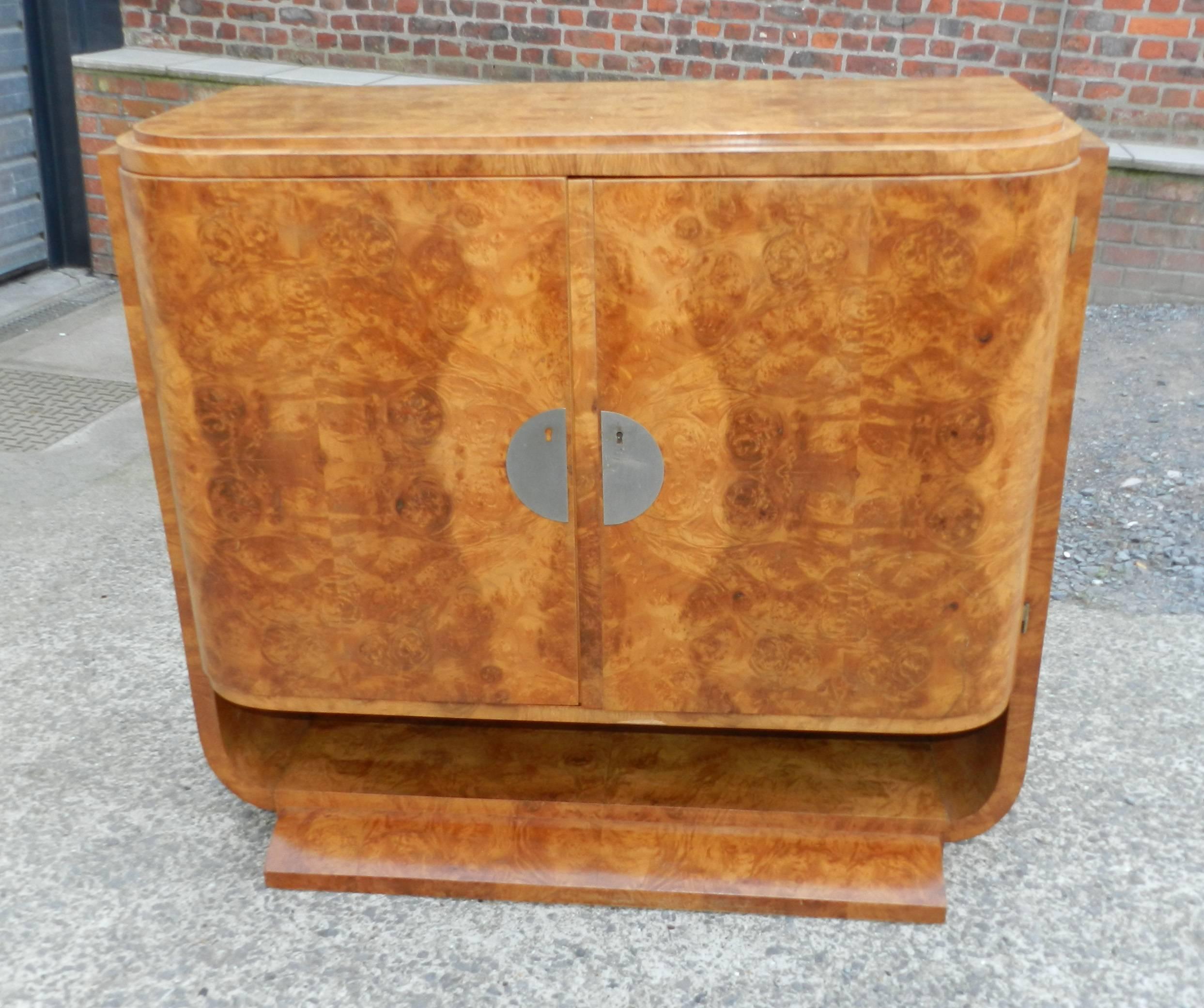 Art Deco Burled Elm Buffet In Good Condition In Saint-Ouen, FR