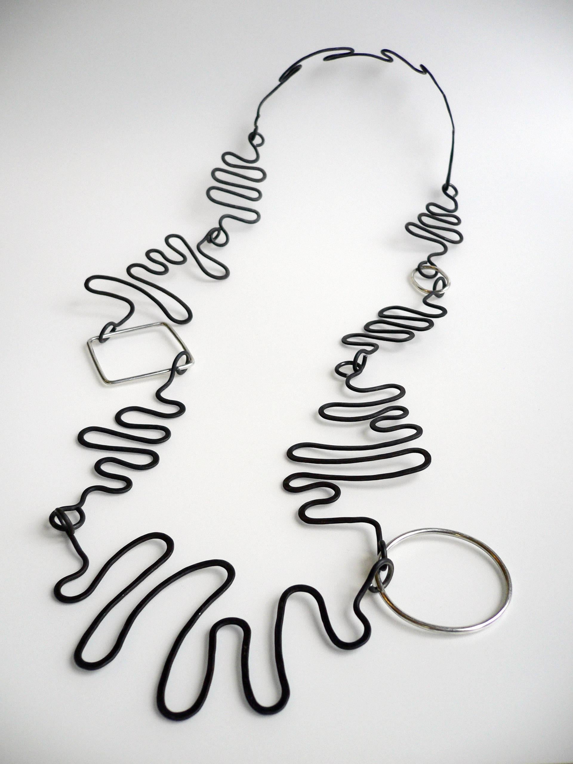 Collana sautoir in argento e ferro.