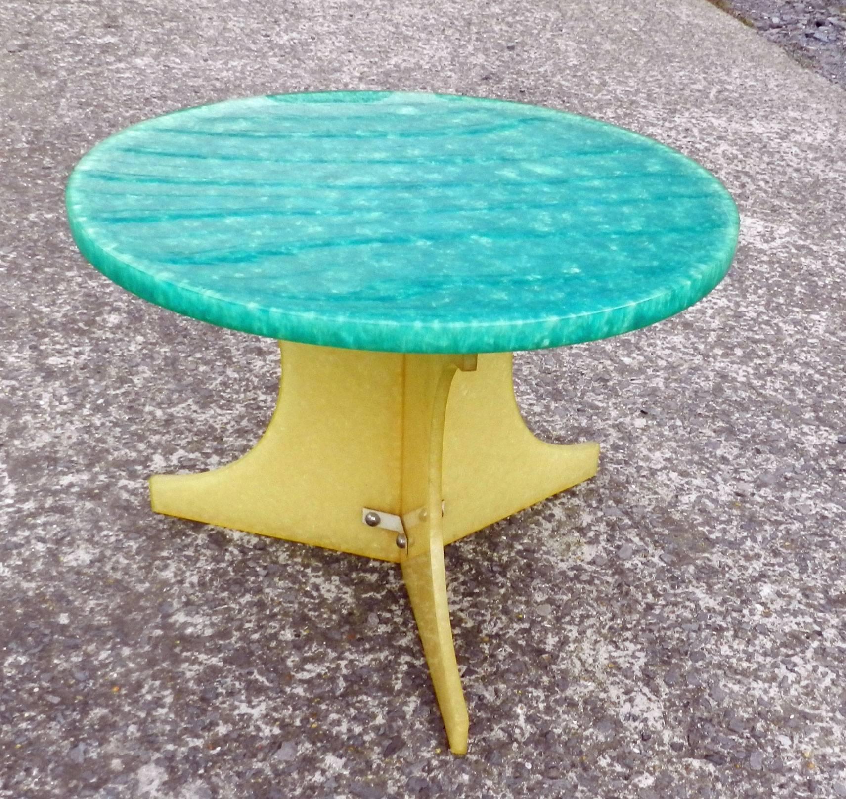 table en résine de 1970. Travail français.