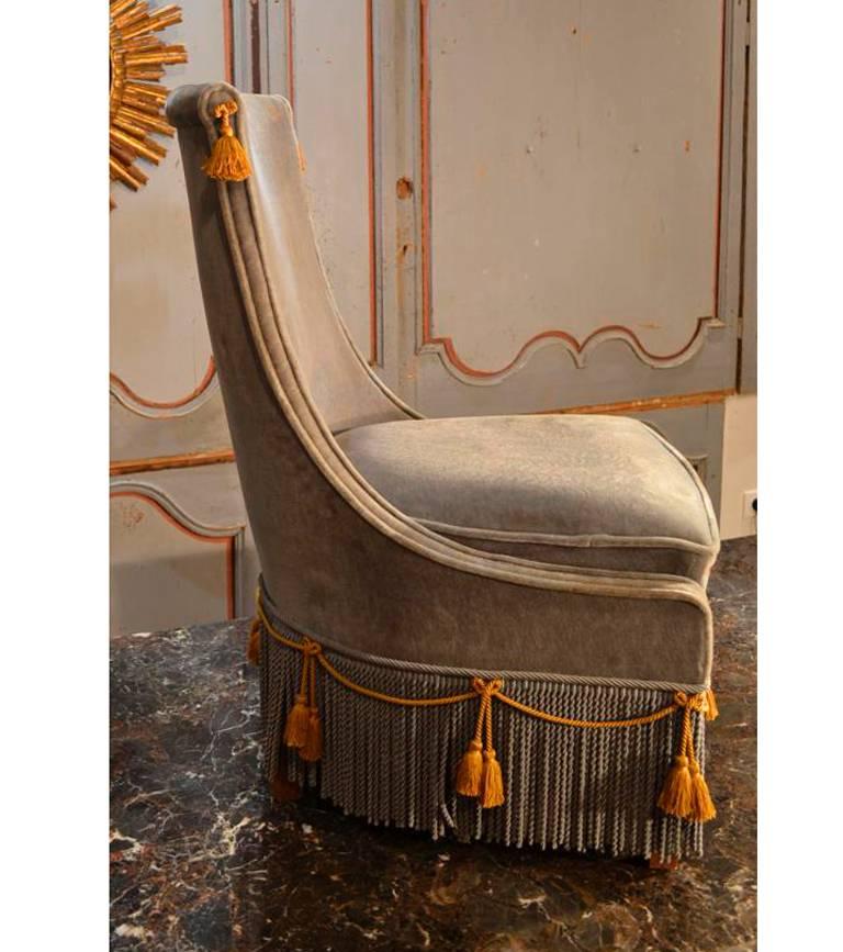 1940 neoklassizistischer niedriger Stuhl aus grauem Samt mit Besatz im Angebot 2