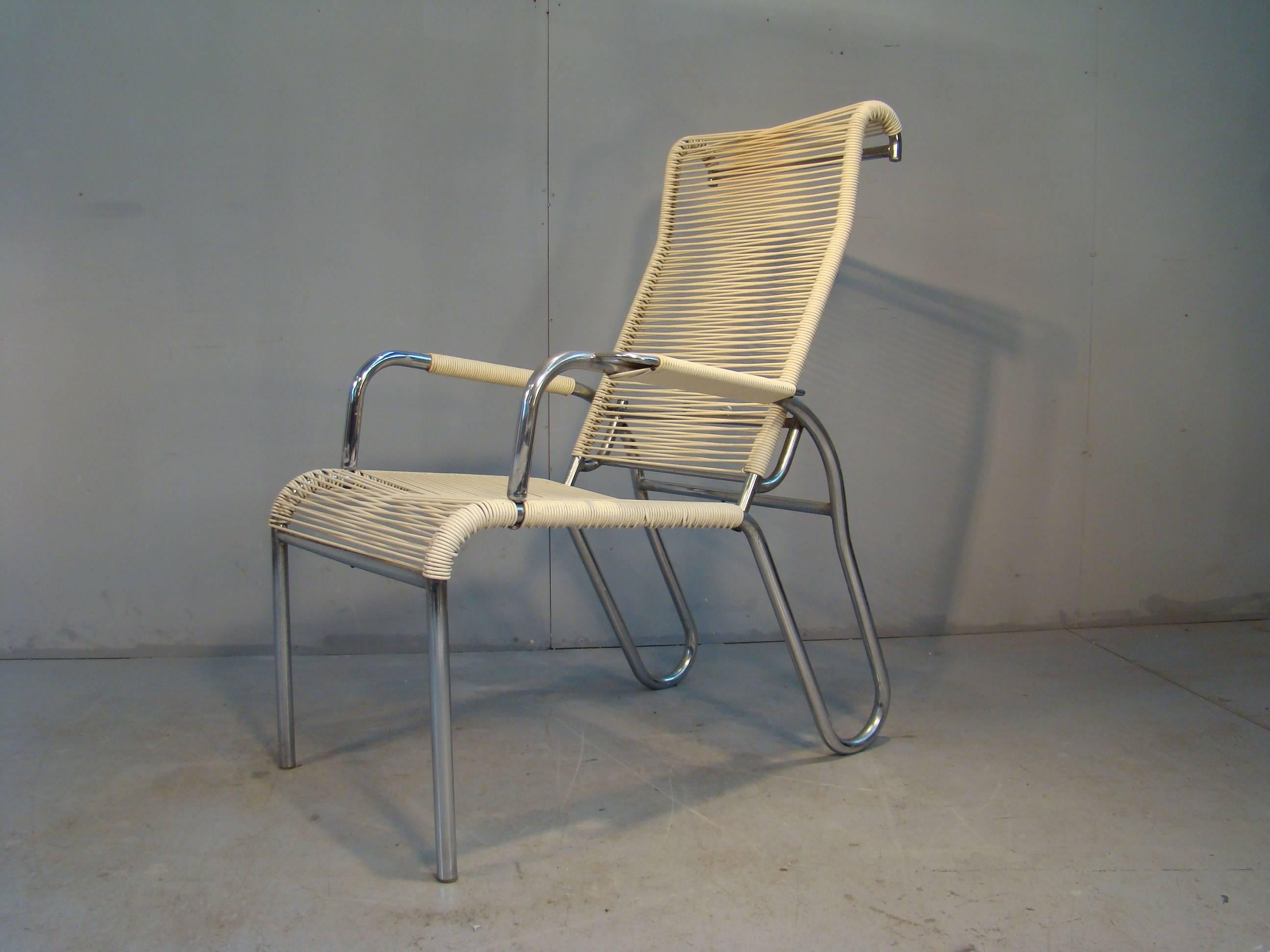 Ein Paar modernistische Art-Déco-Sessel, um 1940.
Die Rückenneigung kann verändert werden.
 