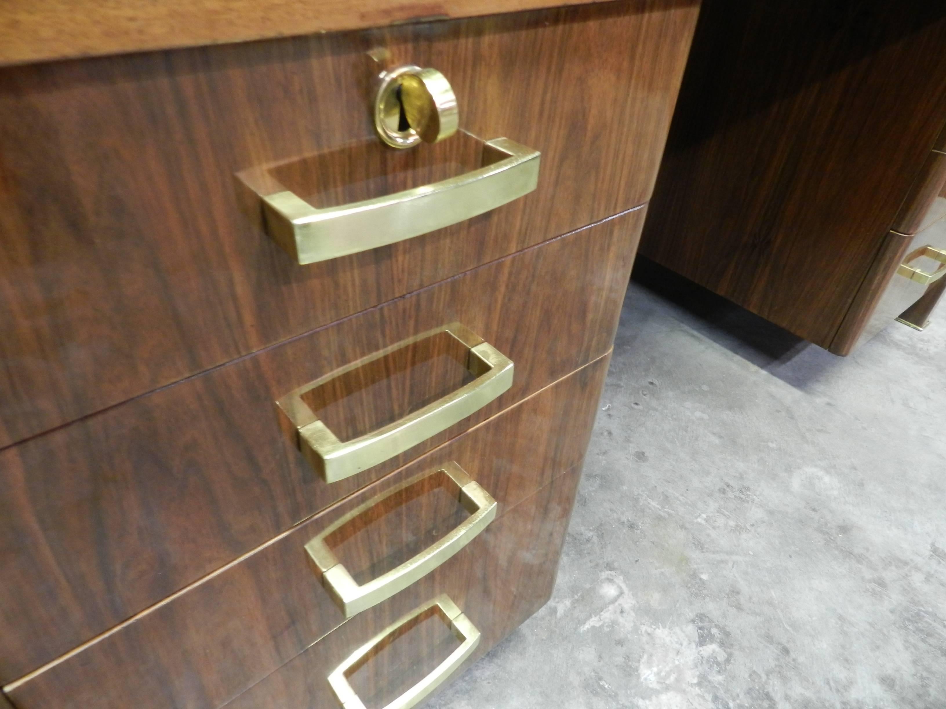 Francese Paul Dupré-Lafon, Scrivania Art Deco in noce impiallacciato e bronzo dorato in vendita