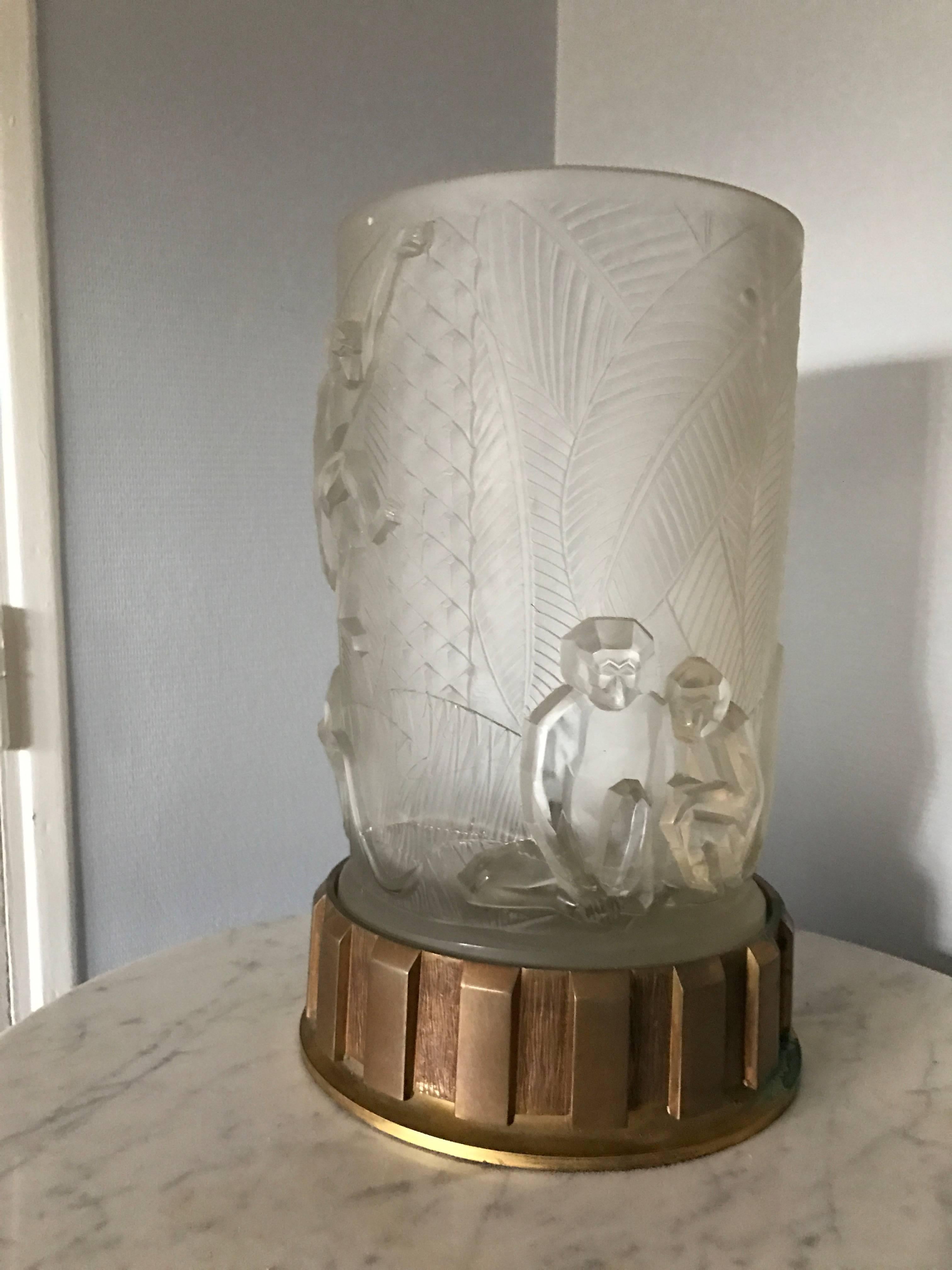 Lampe de table Art Déco en verre et base en bronze.