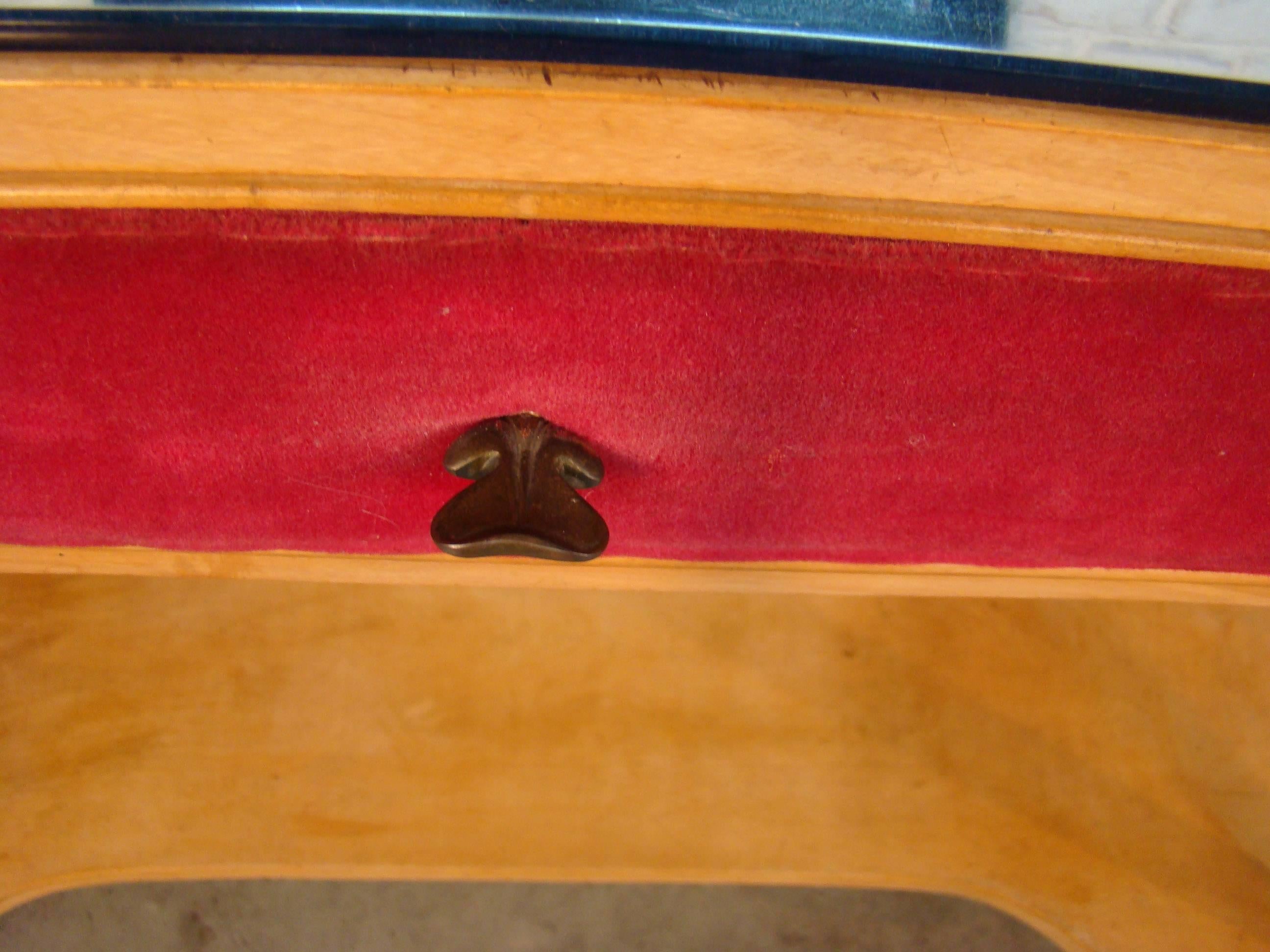 italien Table de coiffeuse et son tabouret en placage de cerisier et verre de couleur bleue, Italie en vente