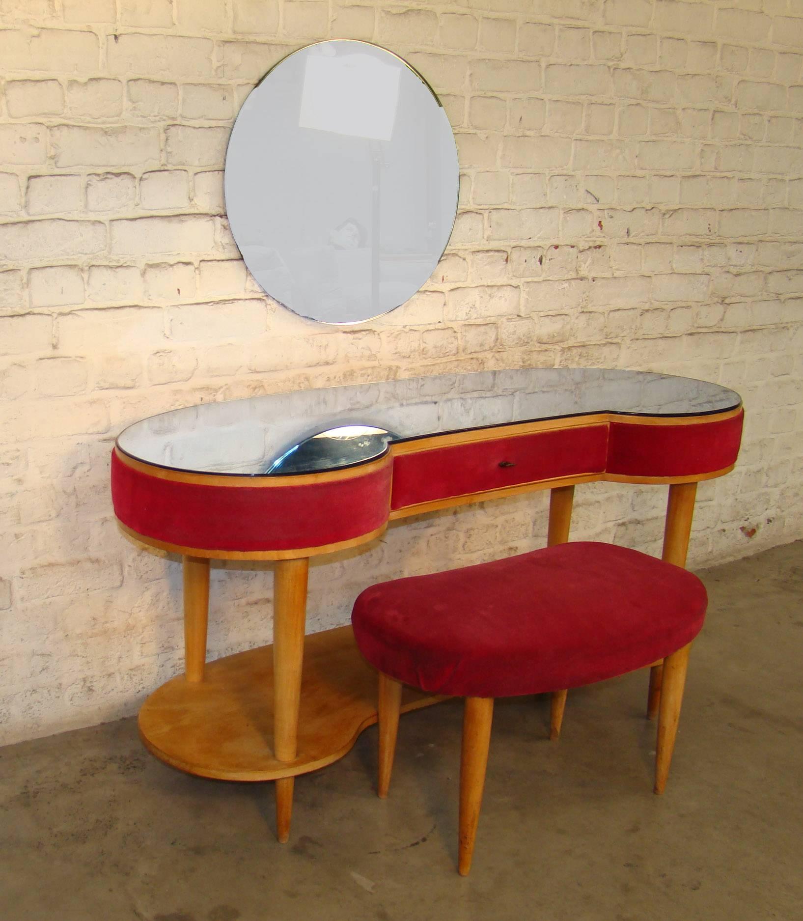 Milieu du XXe siècle Table de coiffeuse et son tabouret en placage de cerisier et verre de couleur bleue, Italie en vente