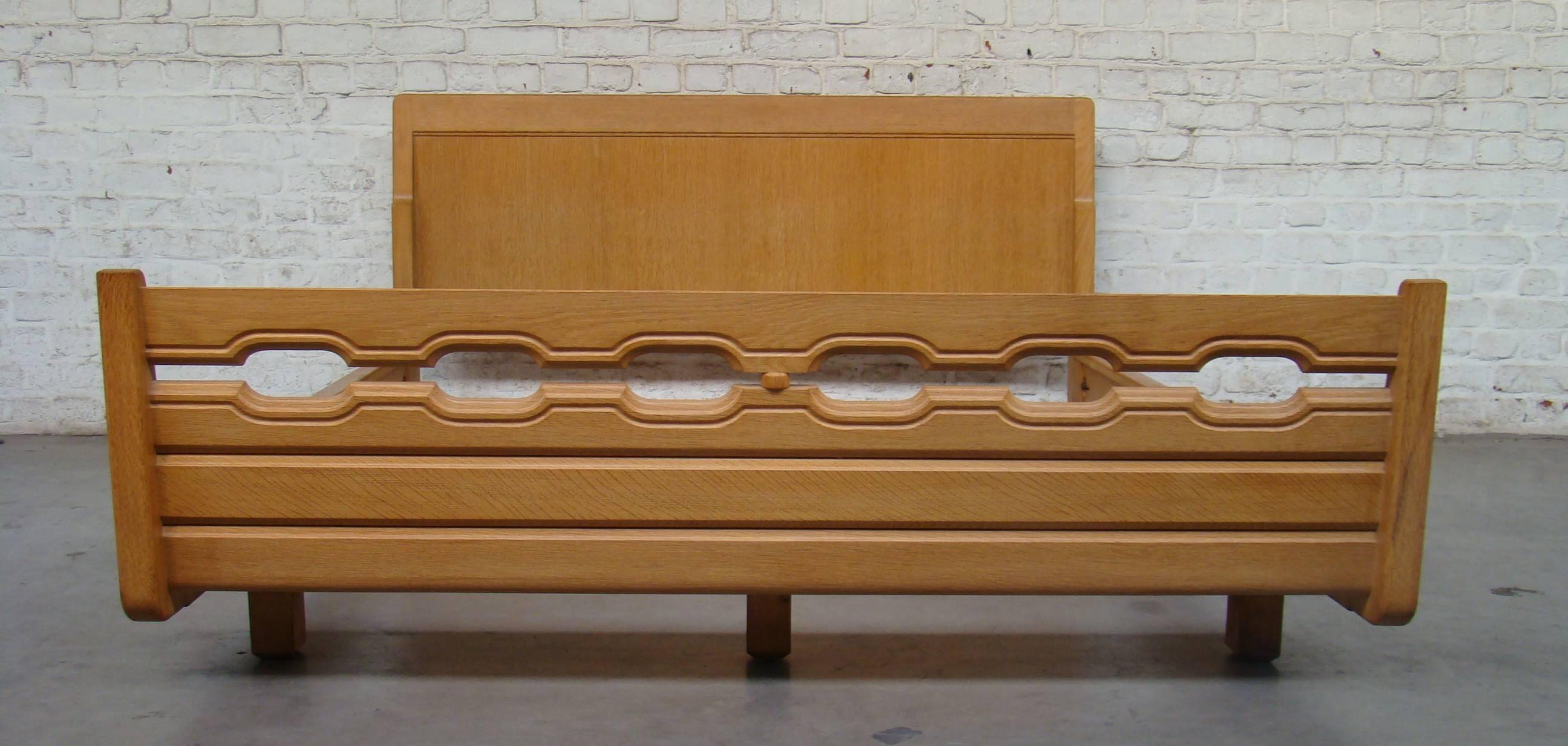 Guillerme et Chambron, cadre de lit en chêne vers 1970, Edition Votre Maison.
h : 82 et 55 cm
Pour un matelas de 140 x 200 cm.
