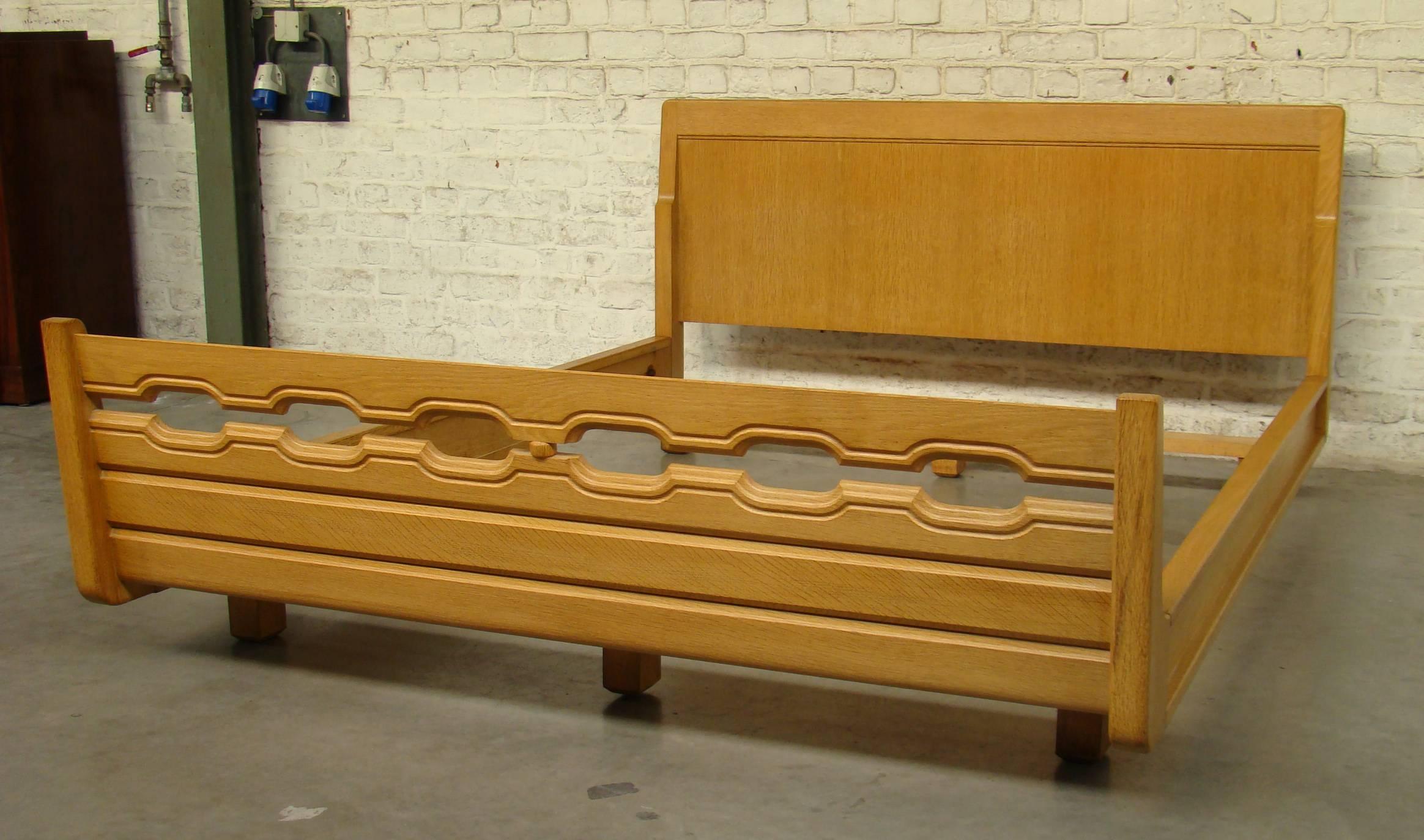 Mid-Century Modern Guillerme et Chambron, Oak Bed Frame circa 1970, Edition Votre Maison For Sale