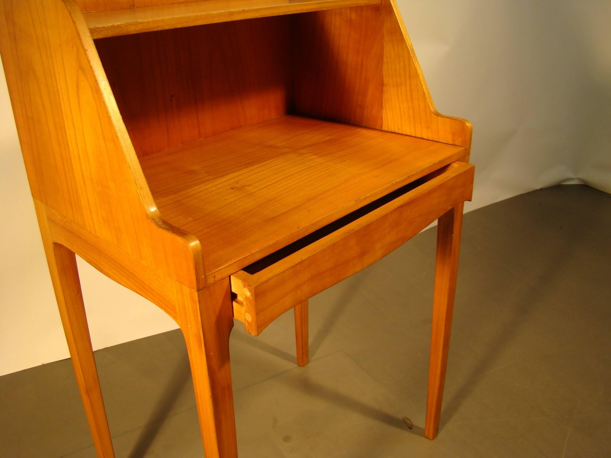 Mid-Century Modern Italian Work Side Table in Solid and Veneer Cherry Wood, circa 1940-1950 For Sale