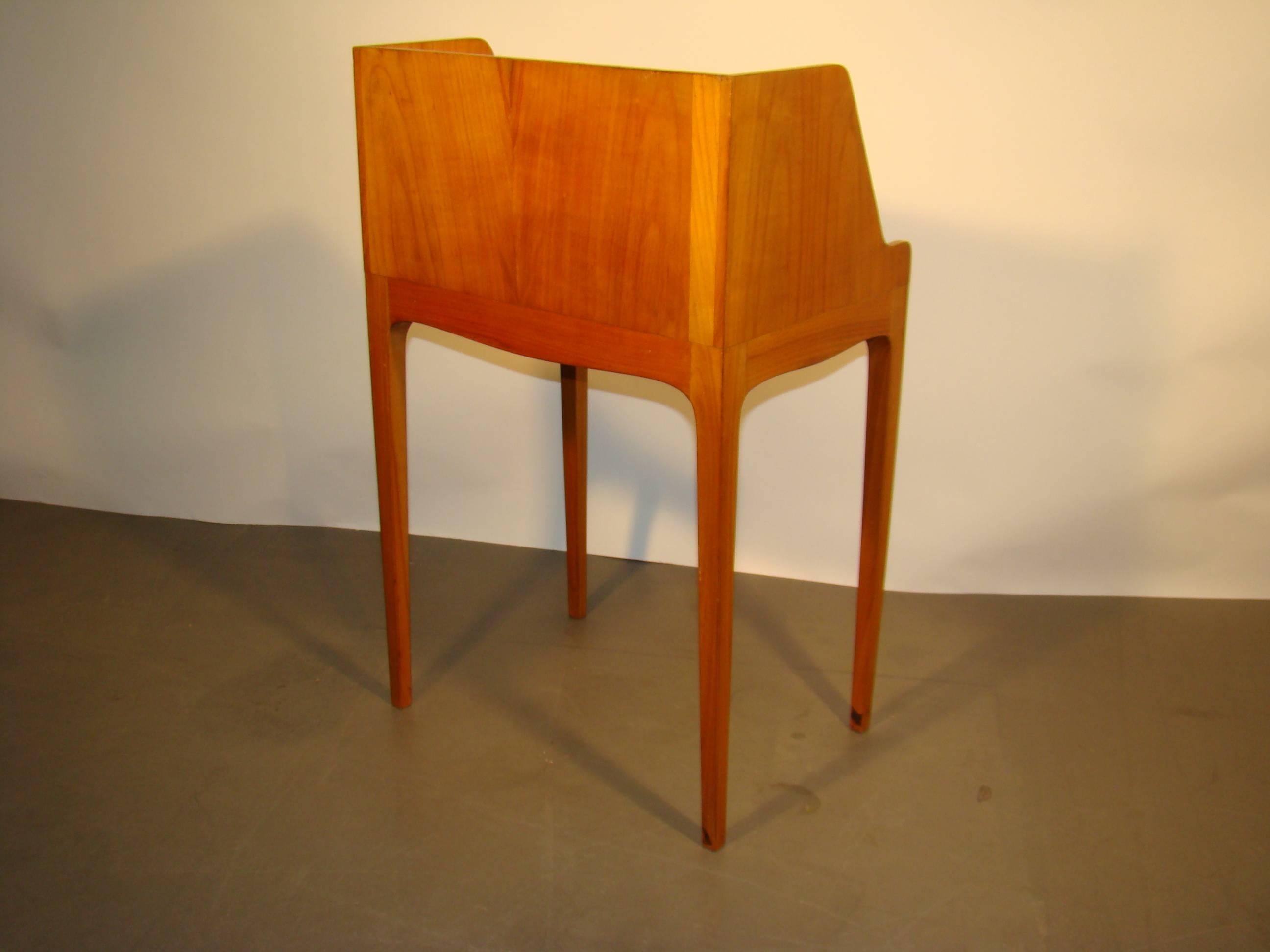 Mid-20th Century Italian Work Side Table in Solid and Veneer Cherry Wood, circa 1940-1950 For Sale