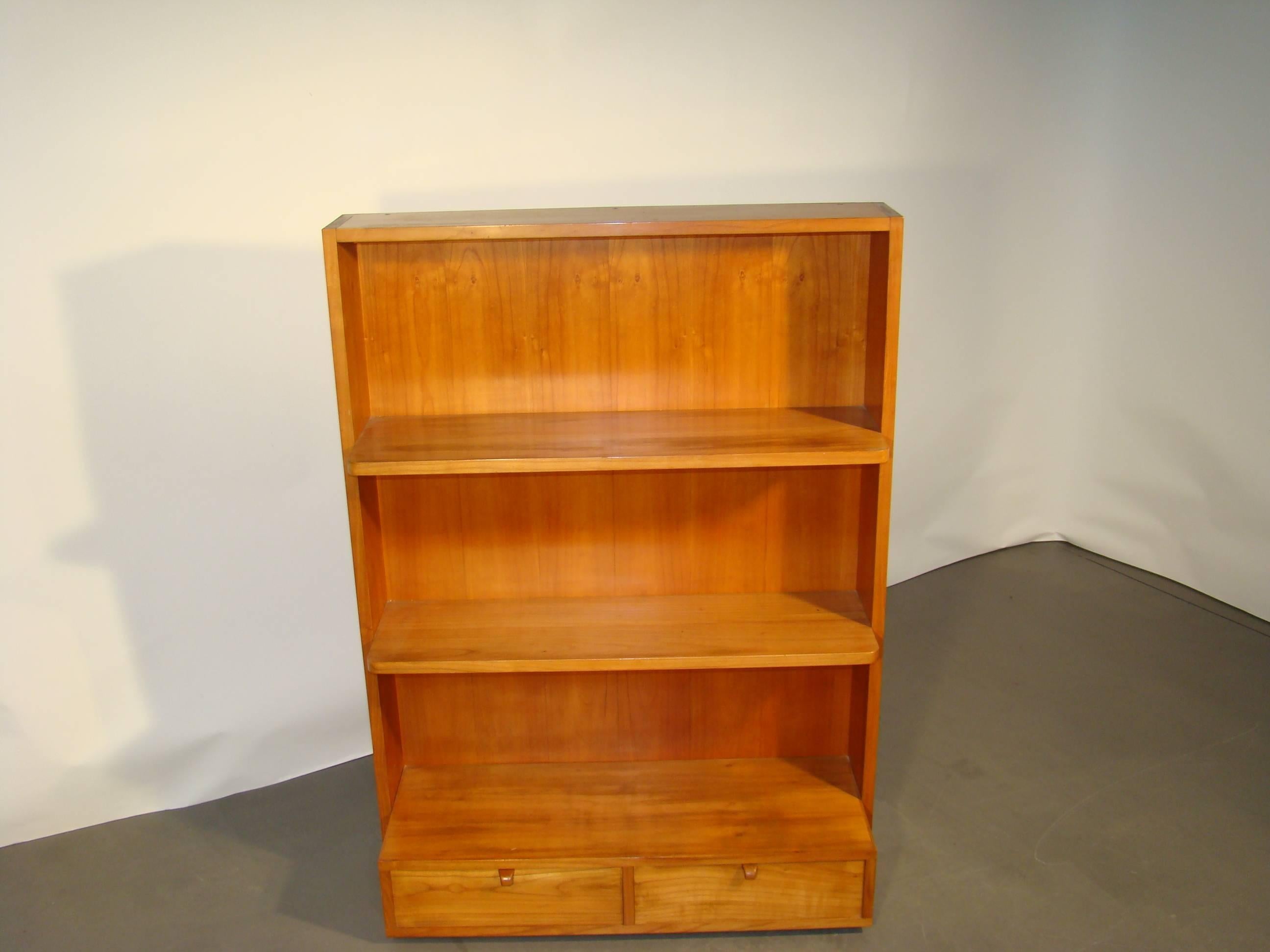 Massivholz-Bücherregal aus Kirschbaumholz, Italien, um 1950-1960 (Italienisch) im Angebot