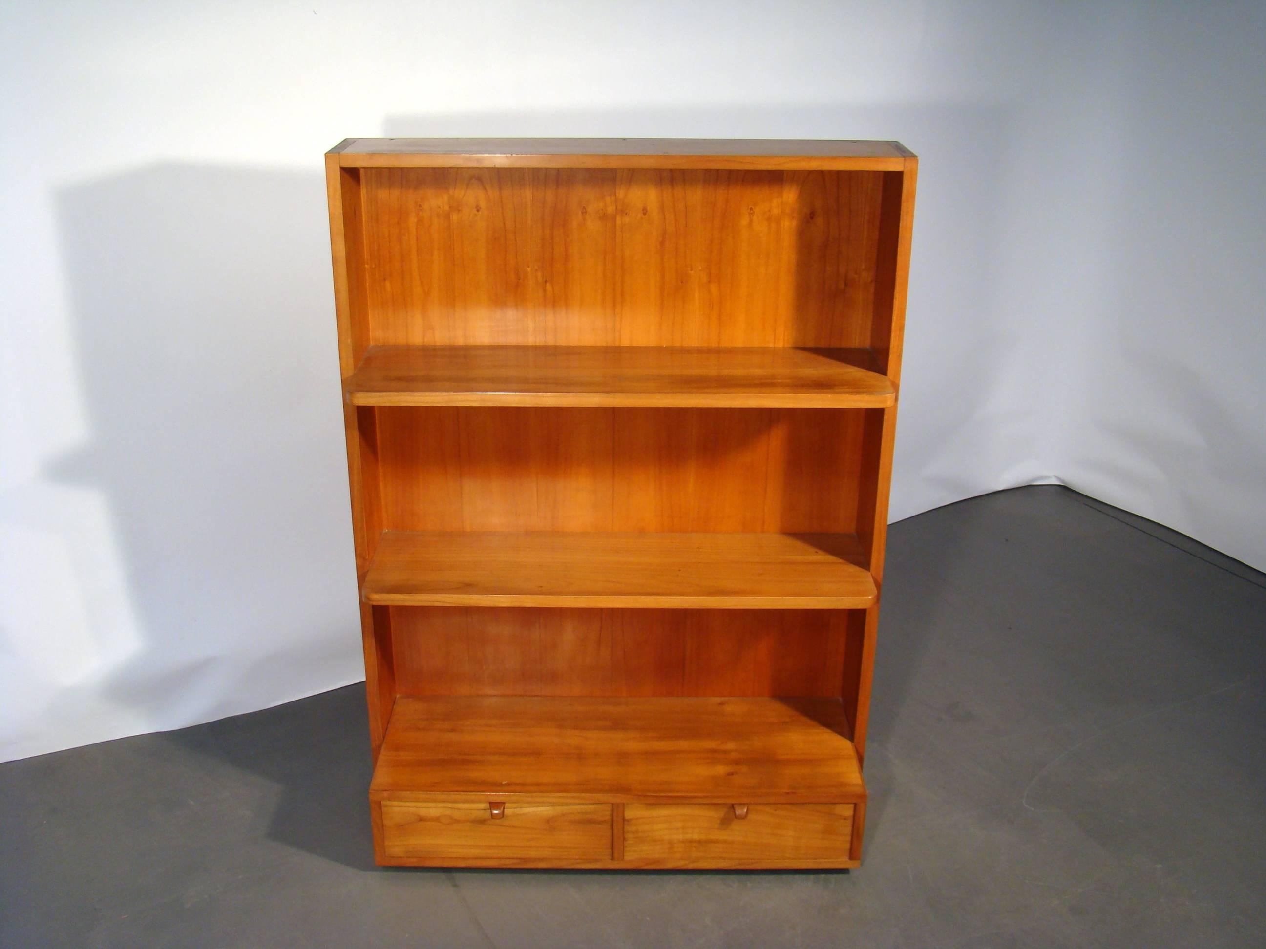 Massivholz-Bücherregal aus Kirschbaumholz, Italien, um 1950-1960 (Mitte des 20. Jahrhunderts) im Angebot