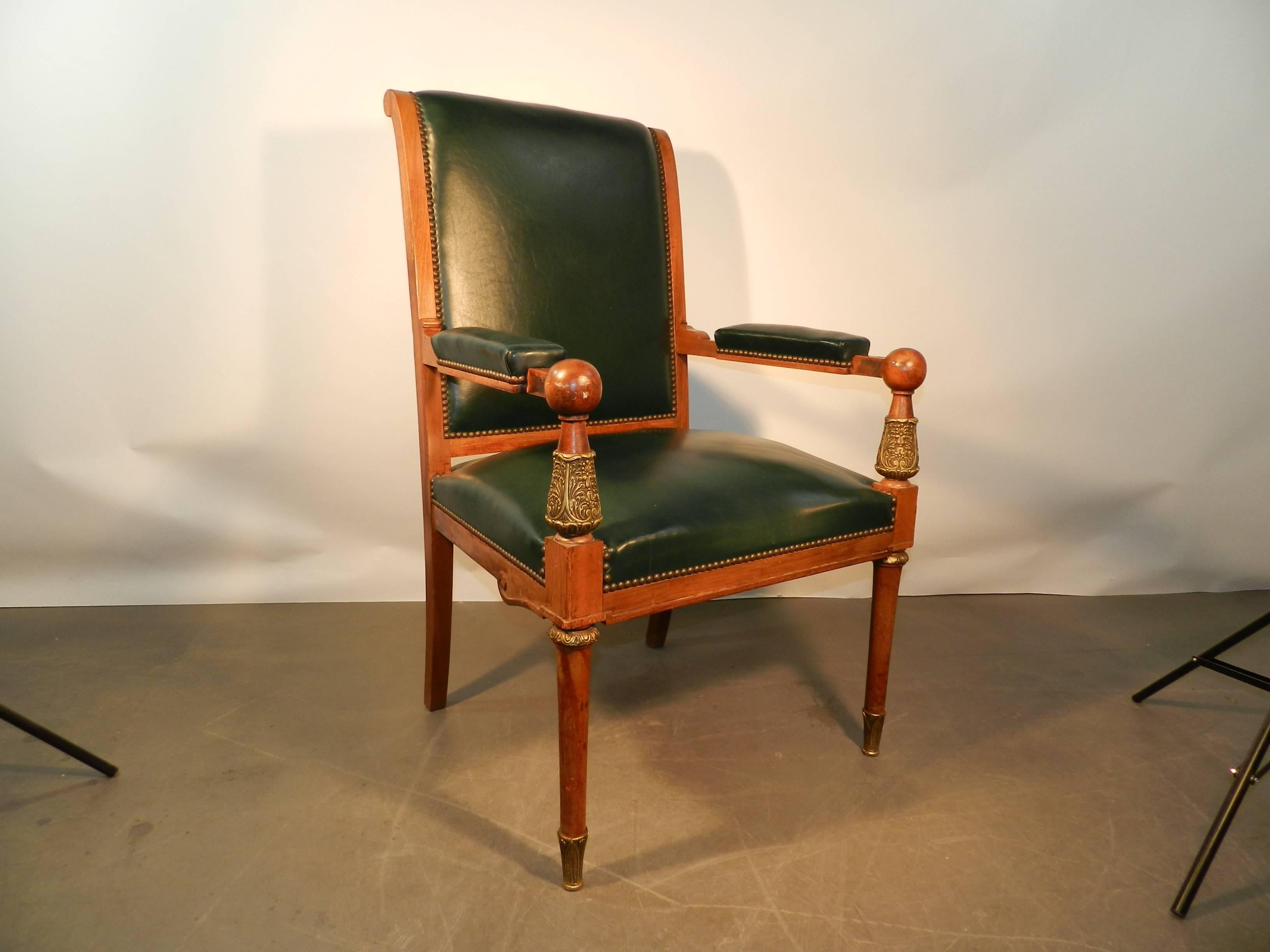 Imitation cuir Grand fauteuil de bureau néoclassique, datant d'environ 1950 en vente
