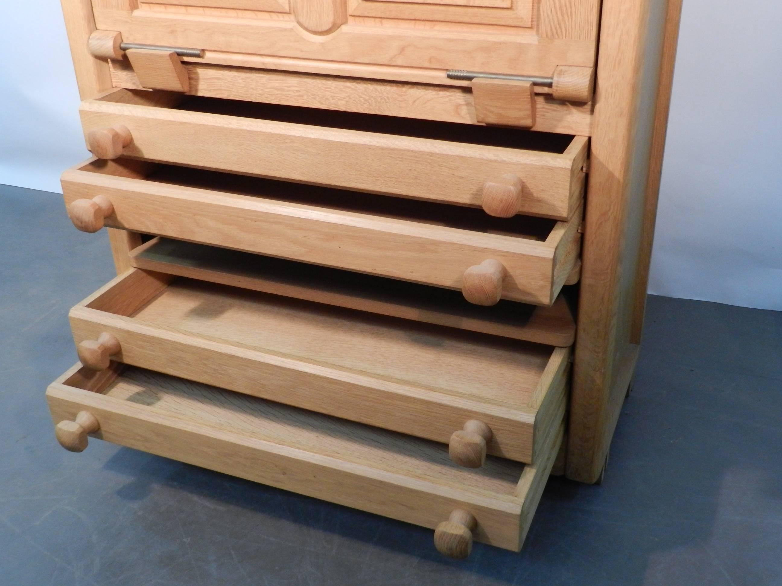 Français Armoire de rangement en Oak par Guillerme et Chambron, circa 1970 en vente