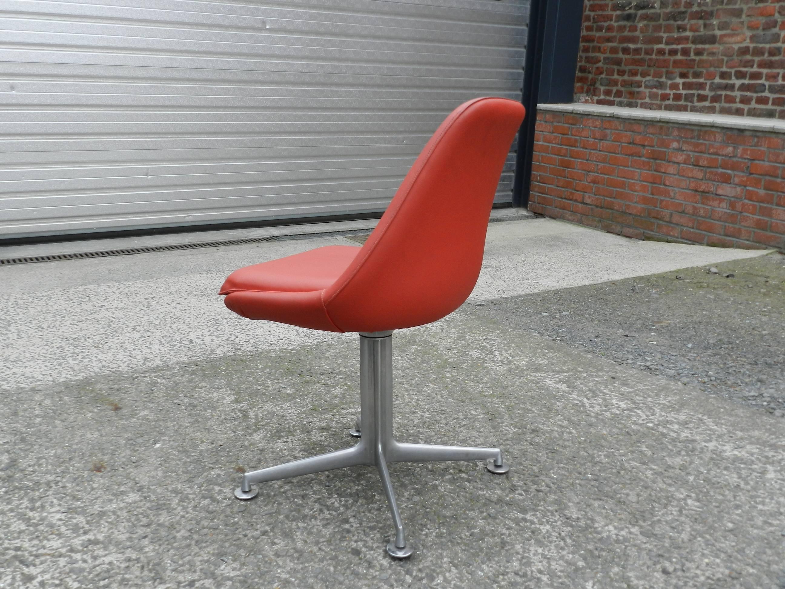 six sièges pivotants dans le style de Charles Eames.