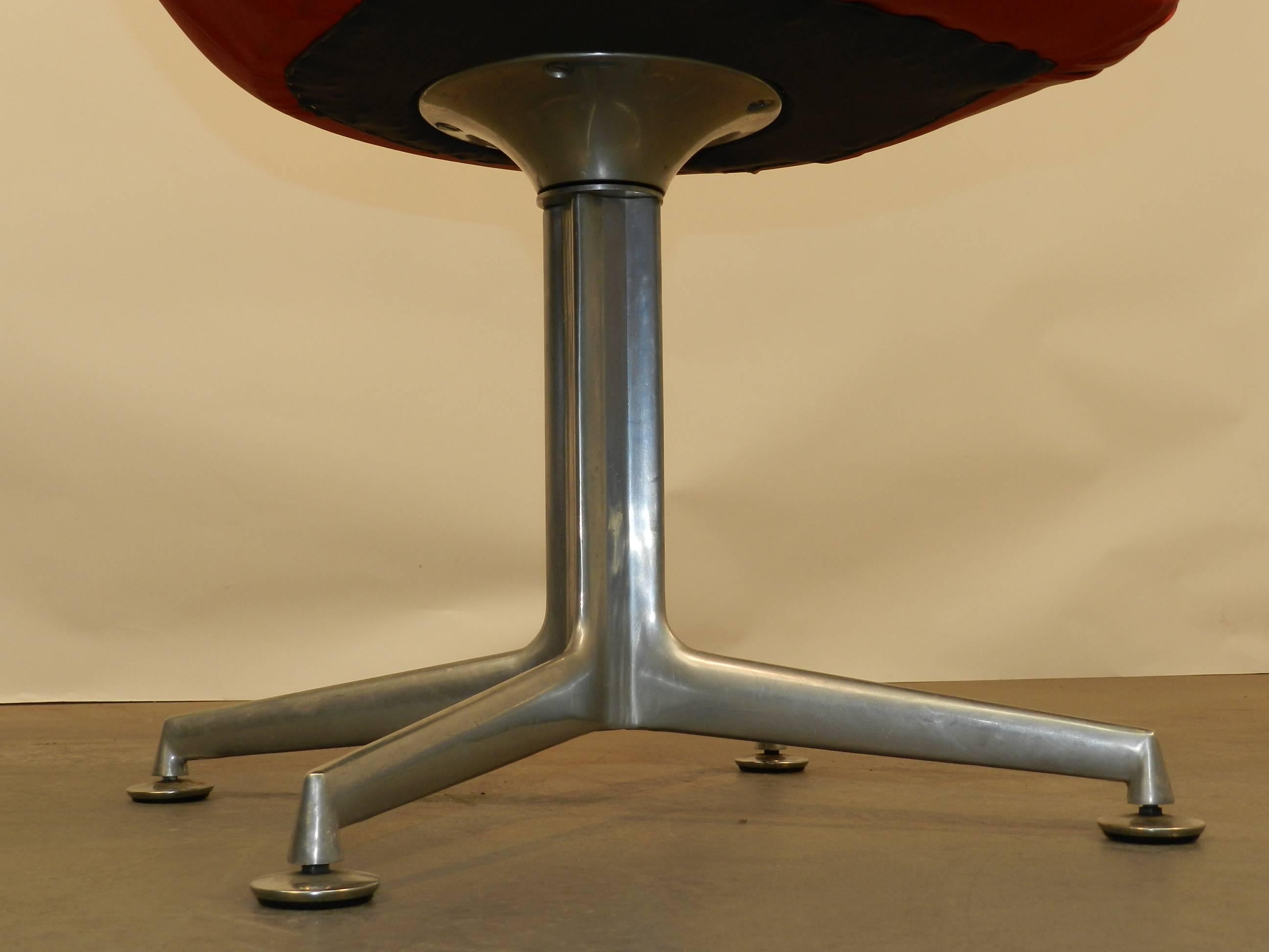 Mid-Century Modern  Six sièges pivotants dans le style de Charles Eames en vente