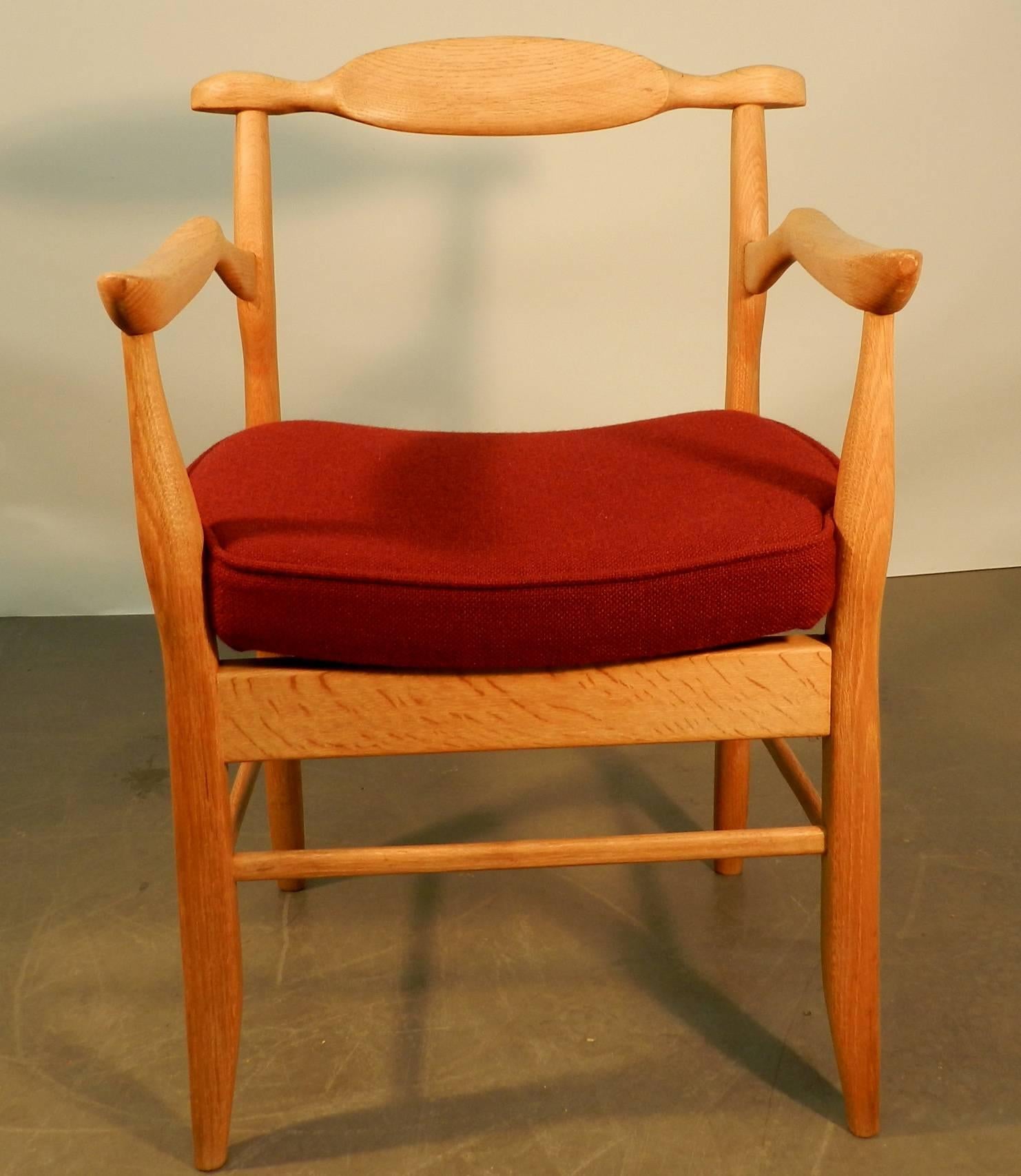Guillerme et Chambron, Satz von sechs Sesseln aus Eichenholz, Modell Fumay. Edition Votre Maison, um 1960.
Vollständig restauriert, mit neuen Wollbezügen.
Es besteht die Möglichkeit, weitere 