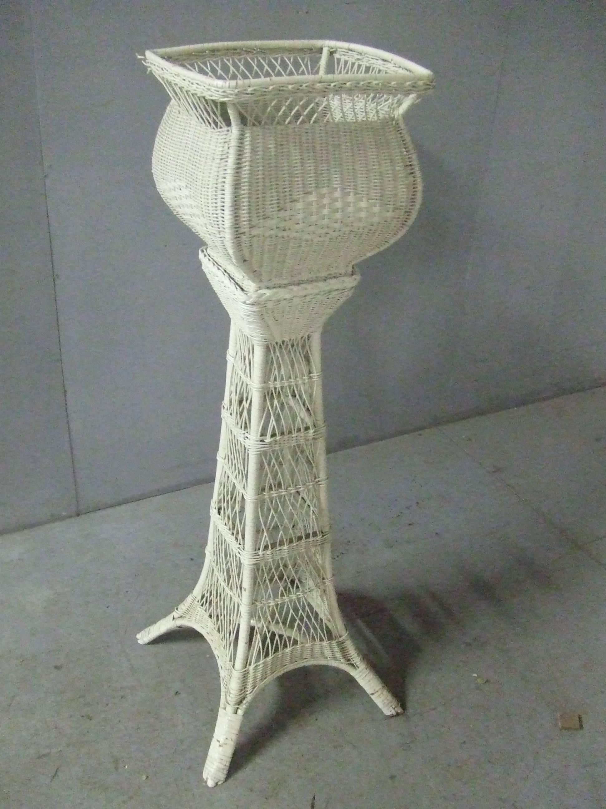 Art-Déco-Piedestal und seine Pflanzschale aus lackiertem Rattan, um 1930.
