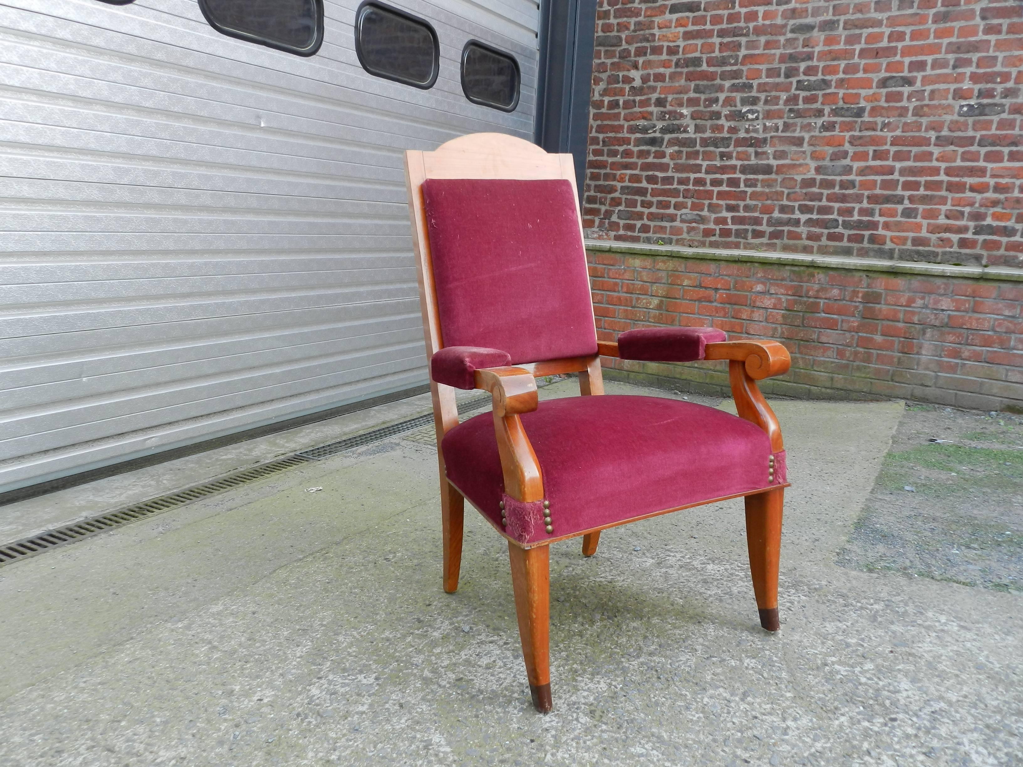 Milieu du XXe siècle Ensemble de cinq grands fauteuils Art Déco en cerisier dans le style d'Andre Arbus en vente