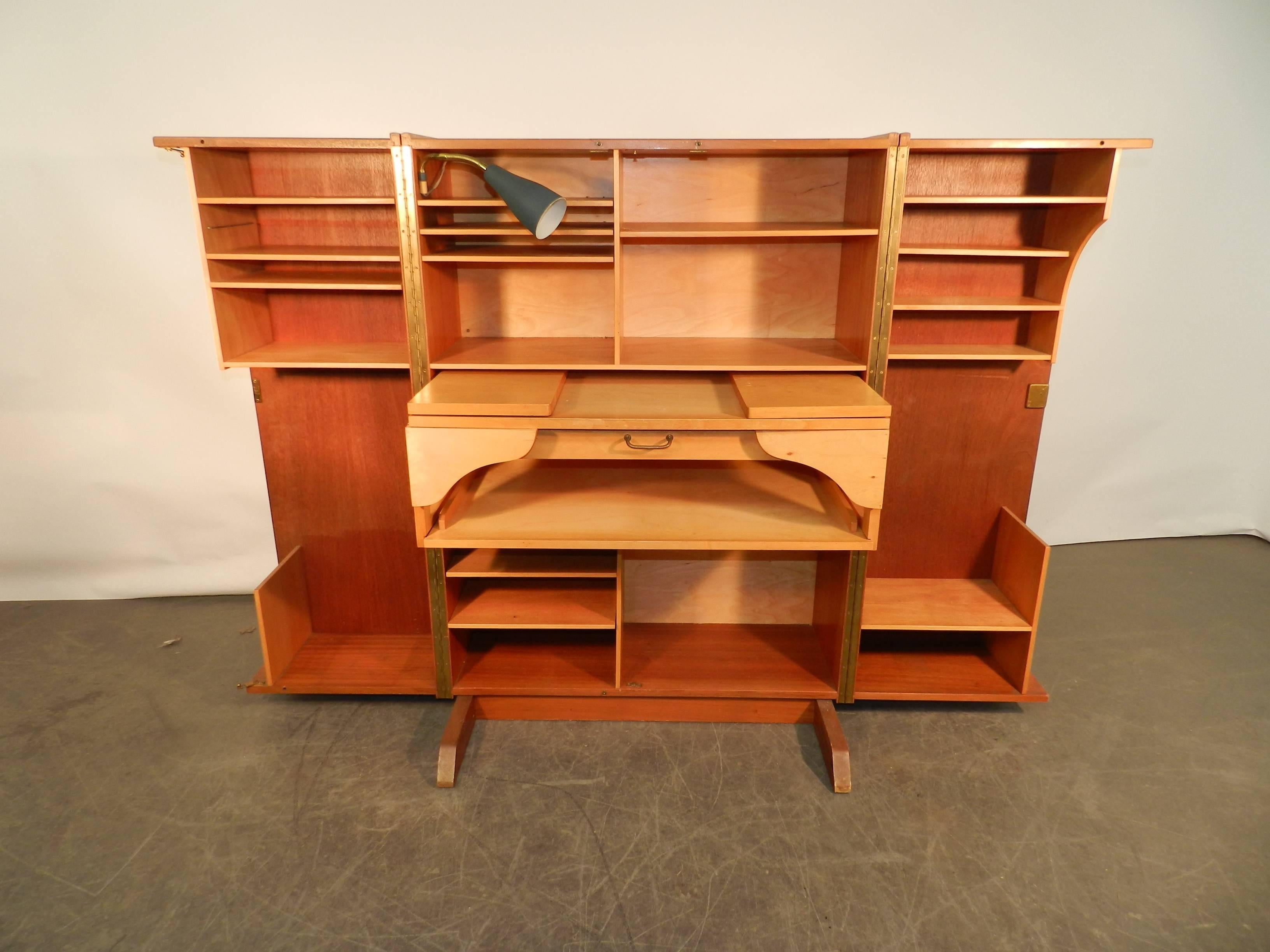 1950 Kompakter Home Office-Schreibtisch aus Mahagoni und blondem Holz (Moderne der Mitte des Jahrhunderts) im Angebot