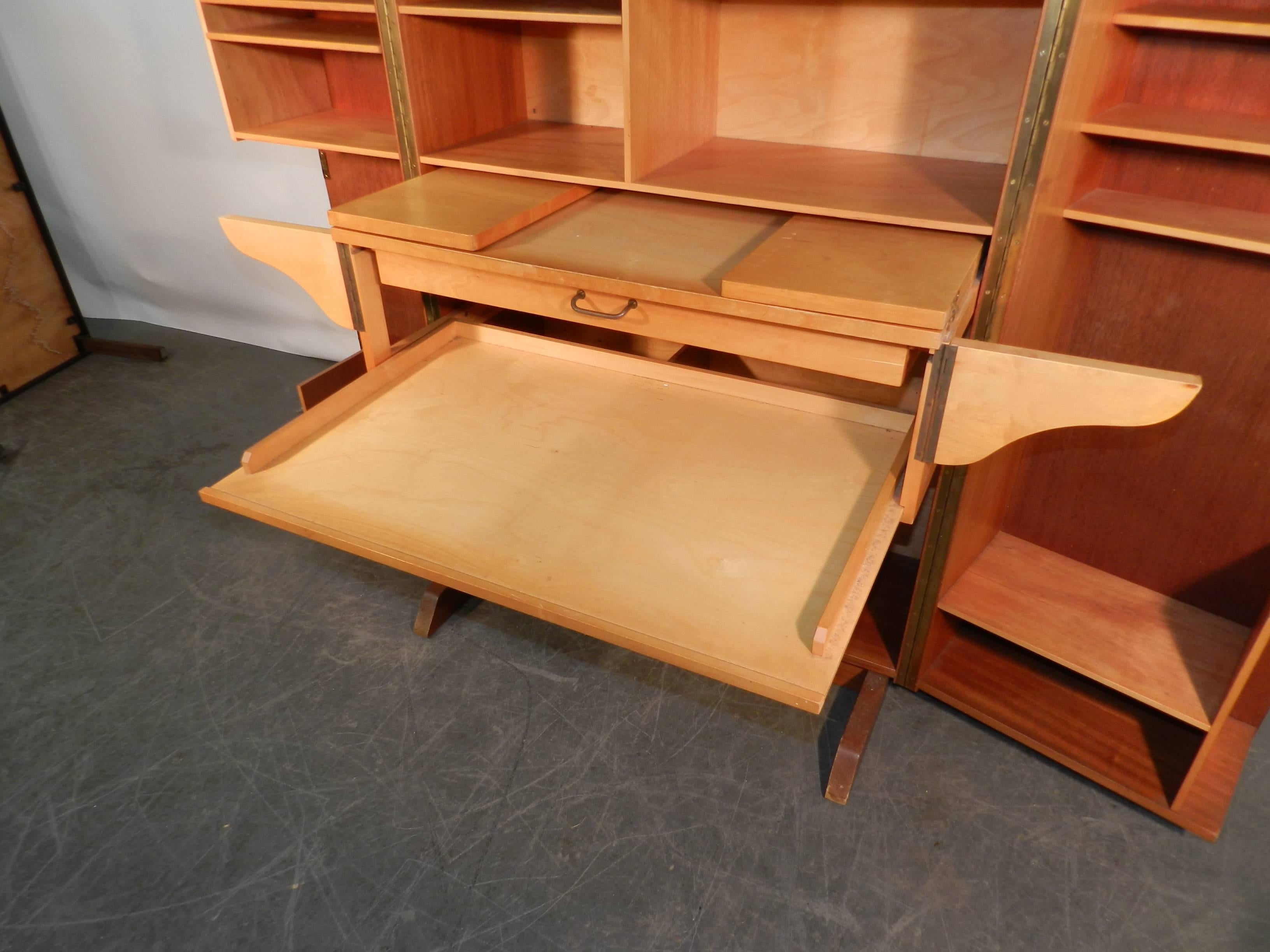 1950 Kompakter Home Office-Schreibtisch aus Mahagoni und blondem Holz im Zustand „Hervorragend“ im Angebot in Saint-Ouen, FR