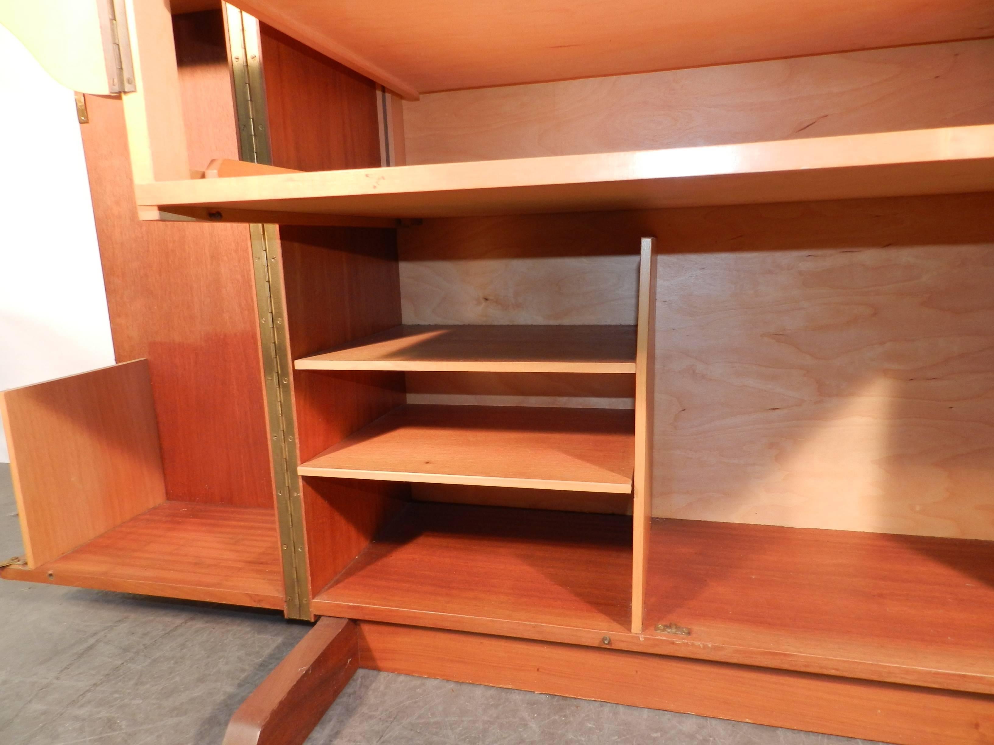 Milieu du XXe siècle Bureau de maison compact 1950 en noyer et Wood Wood Blond en vente