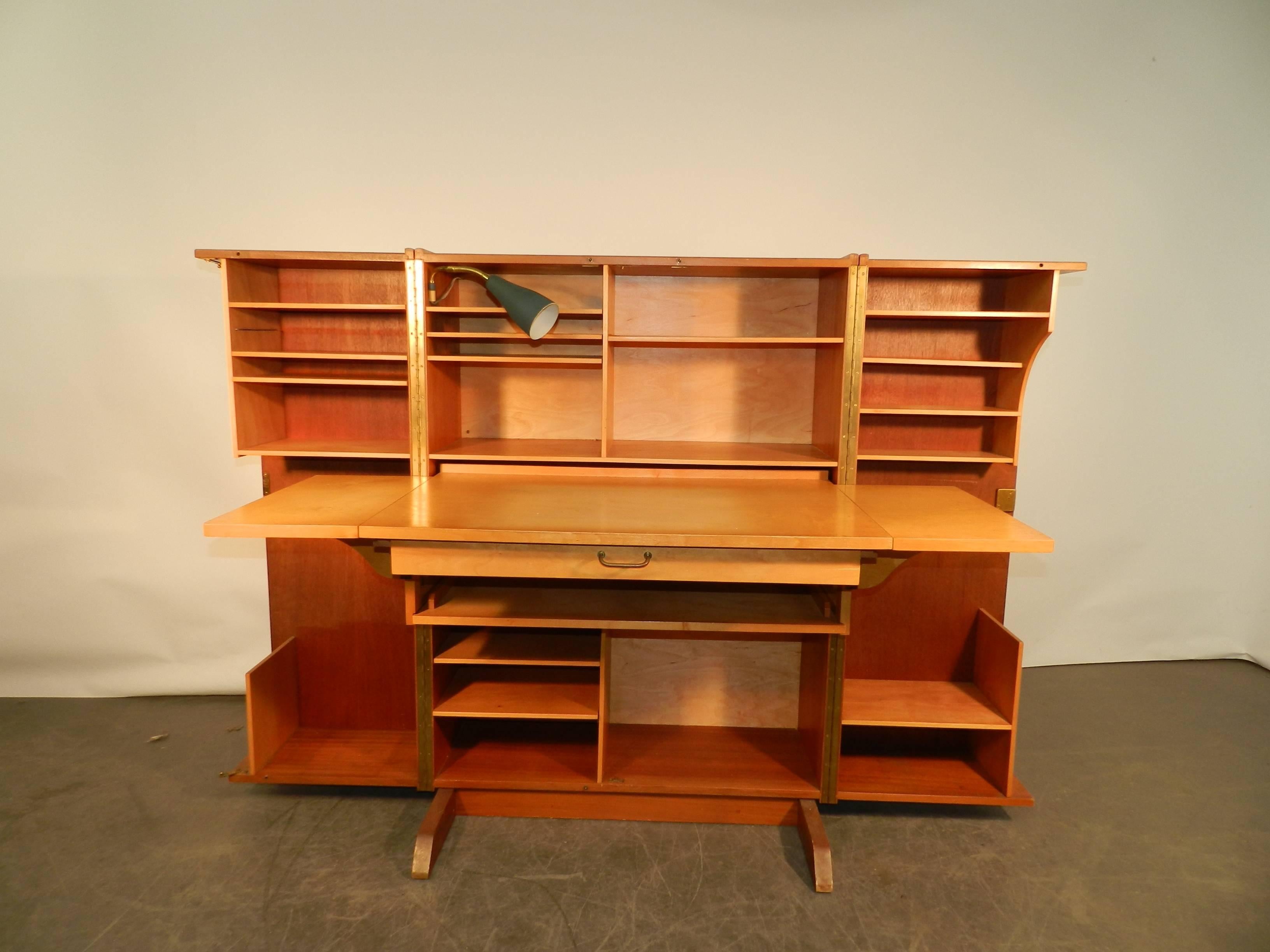 1950 Kompakter Home Office-Schreibtisch aus Mahagoni und blondem Holz im Angebot 2