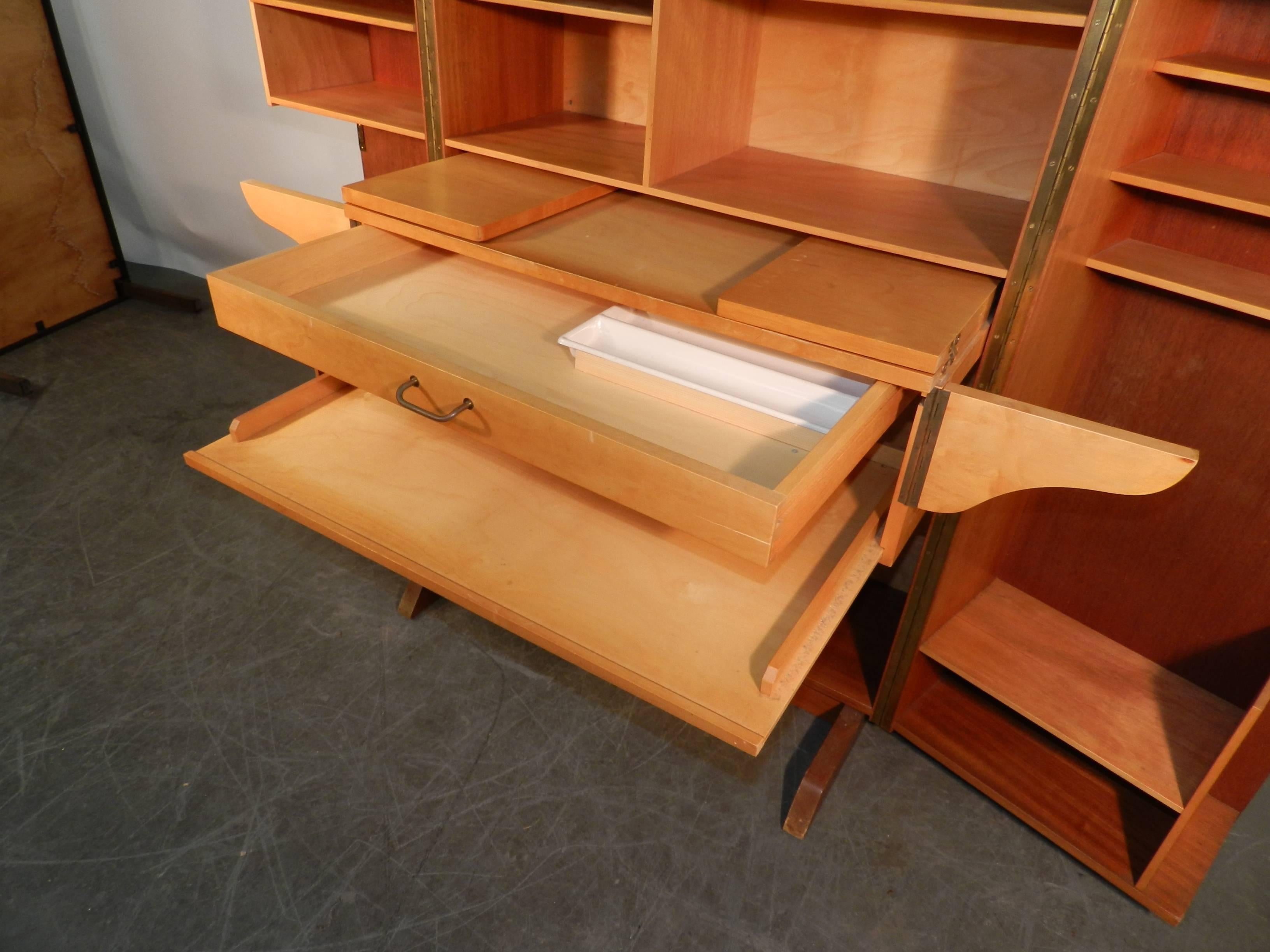1950 Kompakter Home Office-Schreibtisch aus Mahagoni und blondem Holz im Angebot 3