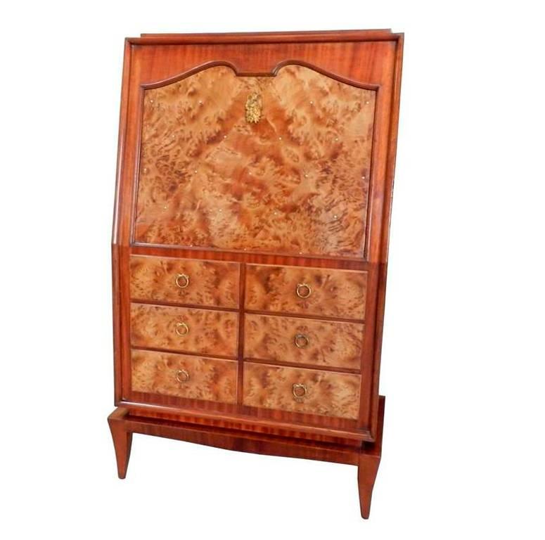 Rene Drouet attributed, Art Deco walnut and thuya burr cabinet.
Ivory and interior in sycamore veneer.
Secret drawers, original bronzes.
Fully restored. Fresh varnish.